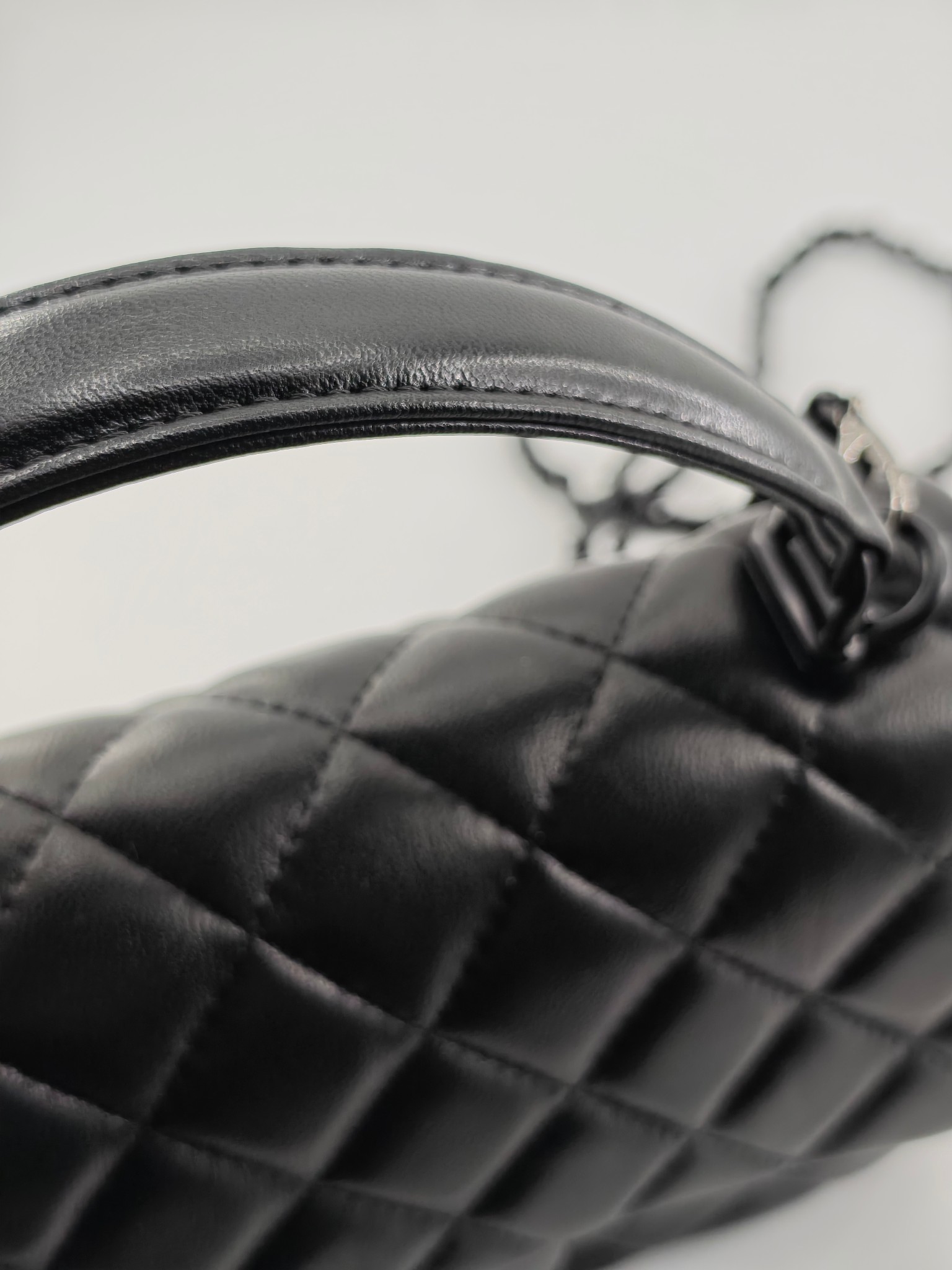  小香手提包单肩包斜挎包
黑色头层小羊皮黑扣
实物实拍
尺寸：20/12/6
款号：8259
