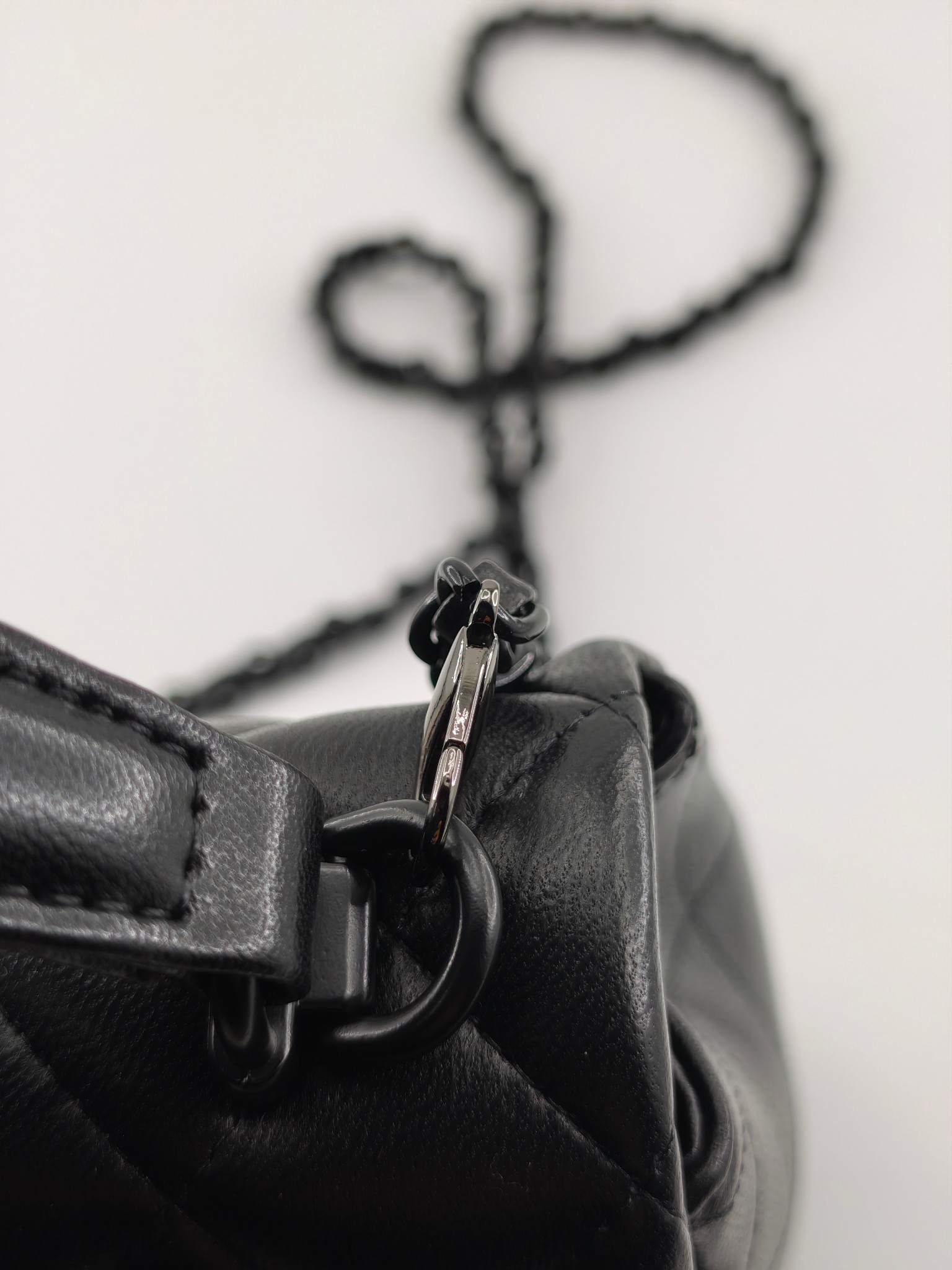  小香手提包单肩包斜挎包
黑色头层小羊皮黑扣
实物实拍
尺寸：20/12/6
款号：8259
