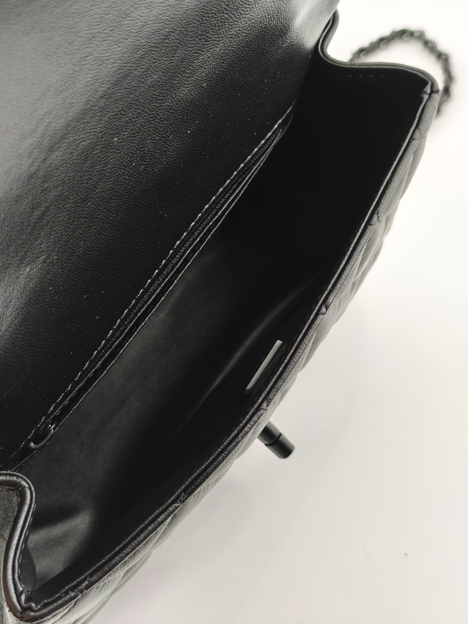  小香手提包单肩包斜挎包
黑色头层小羊皮黑扣
实物实拍
尺寸：20/12/6
款号：8259
