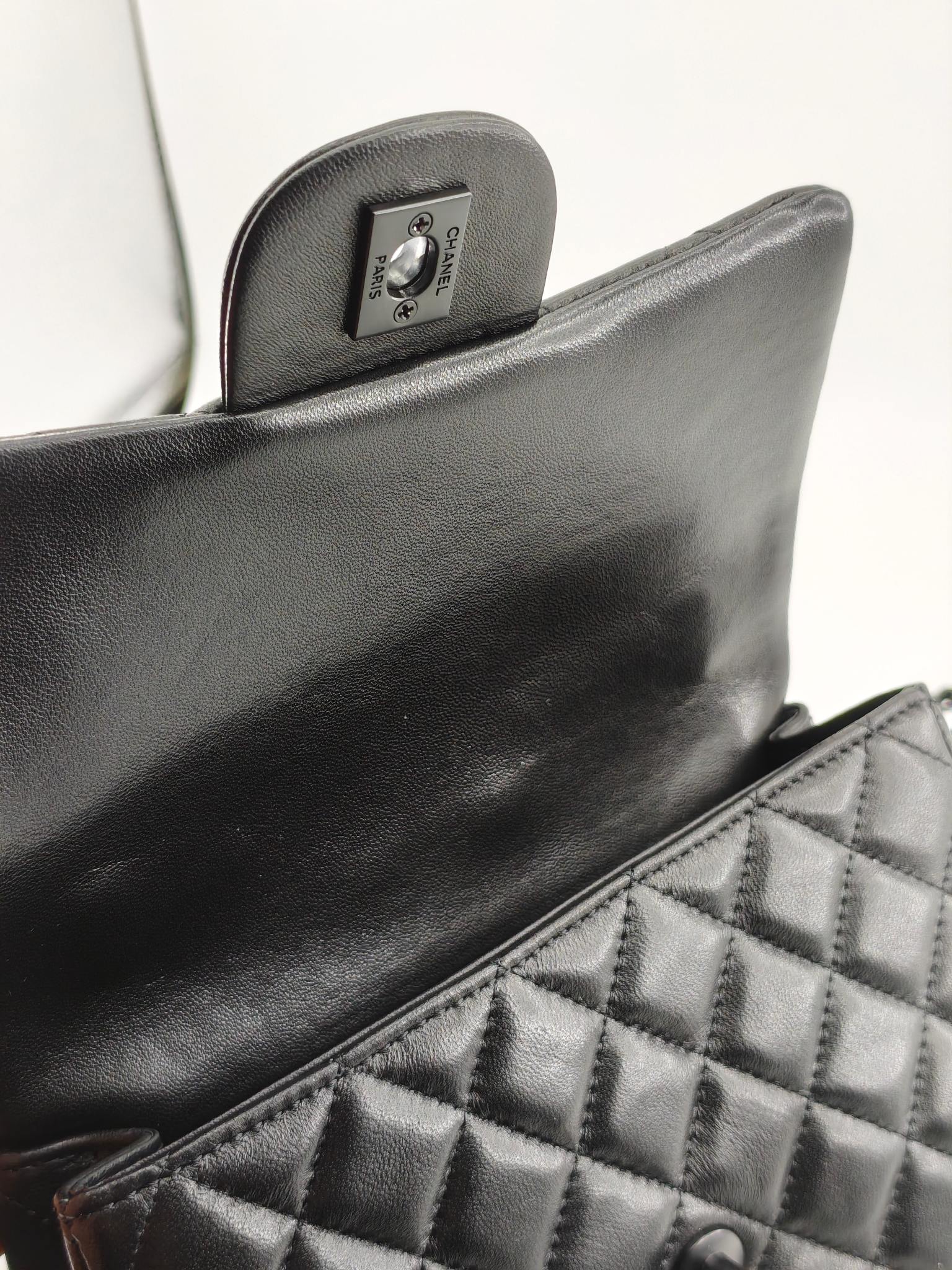  小香手提包单肩包斜挎包
黑色头层小羊皮黑扣
实物实拍
尺寸：20/12/6
款号：8259
