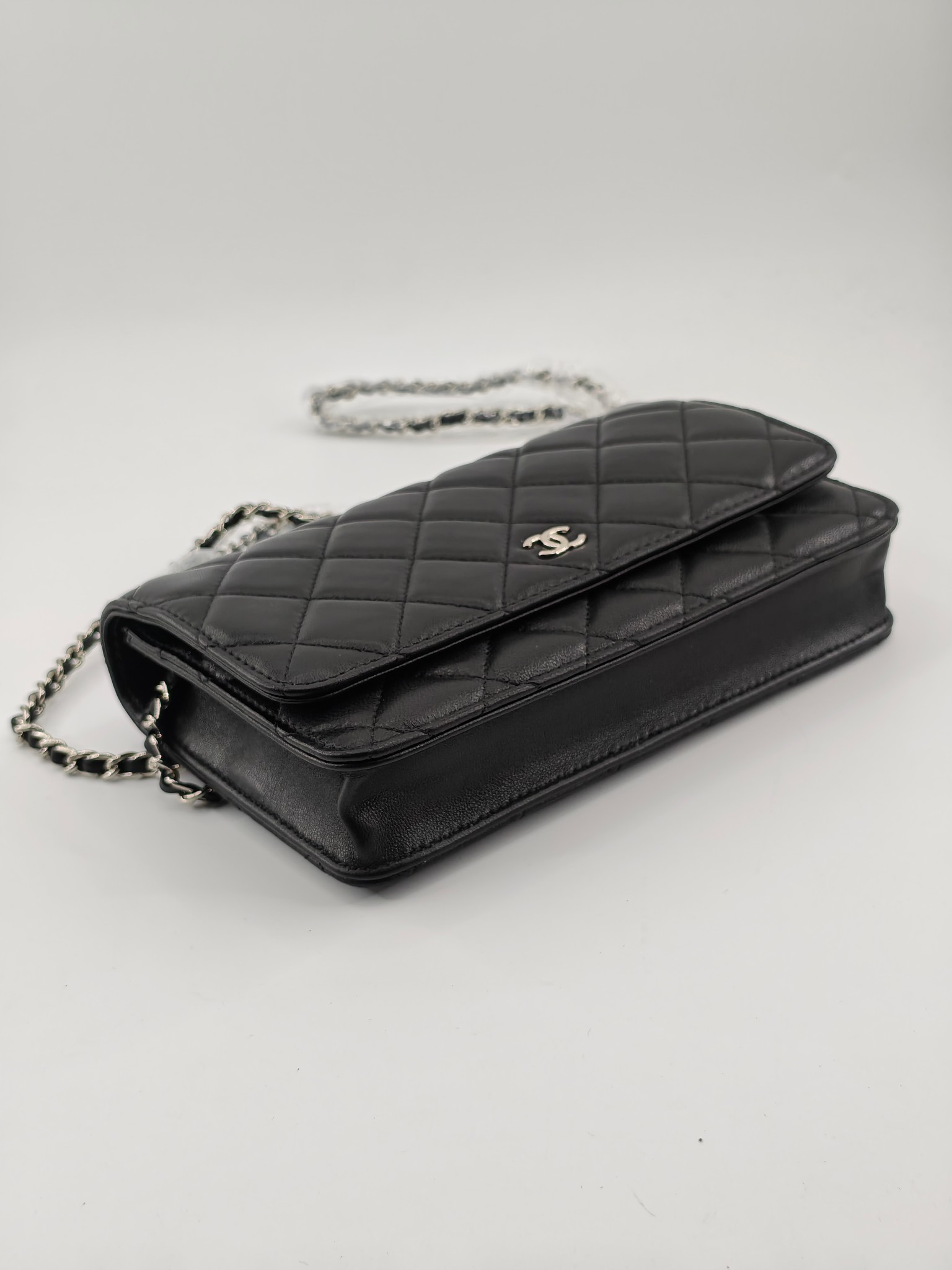 小香Woc发财包斜挎包
黑色头层小羊皮银扣
实物实拍
尺寸：19/13/4
款号：33814
