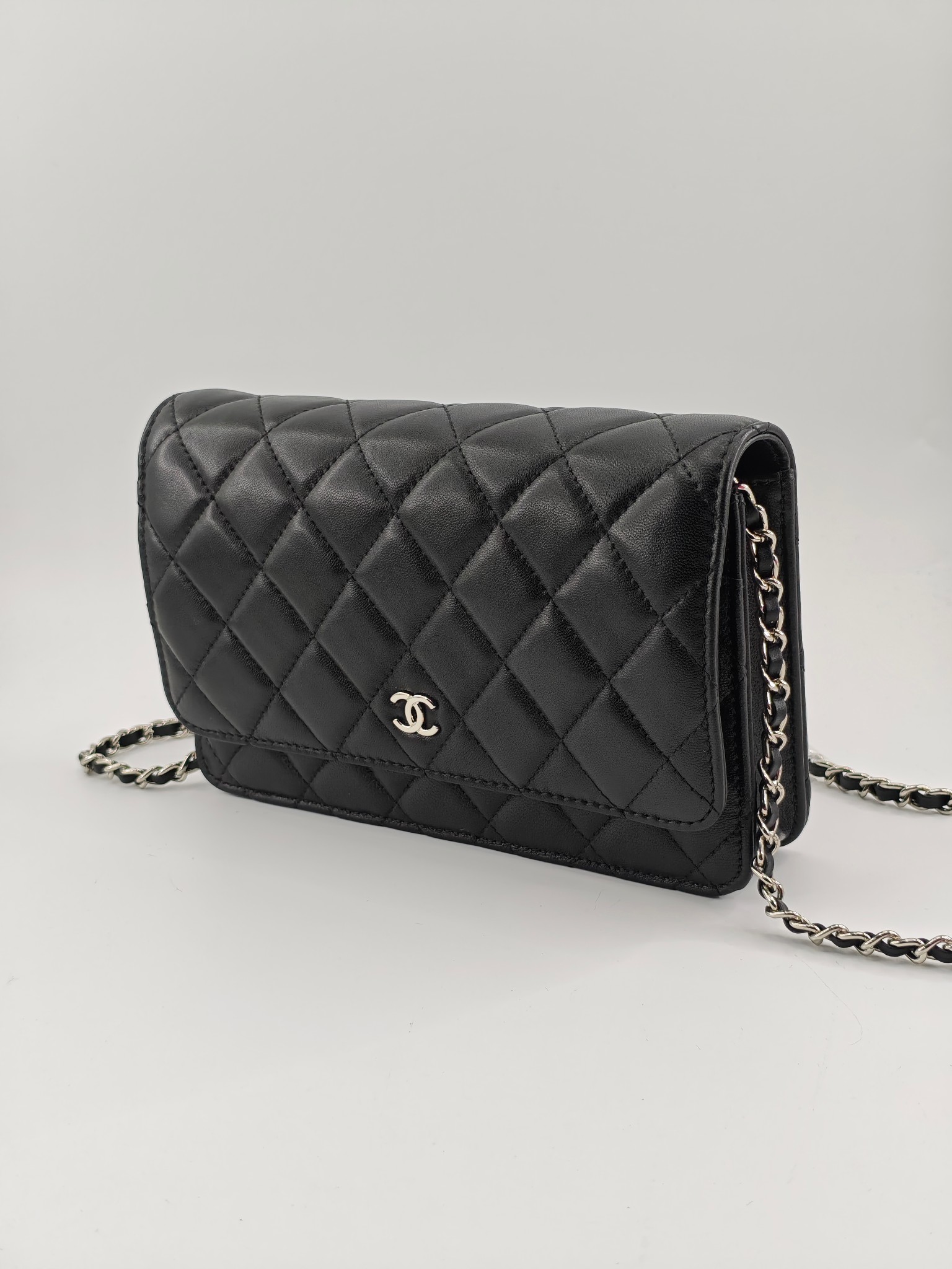 小香Woc发财包斜挎包
黑色头层小羊皮银扣
实物实拍
尺寸：19/13/4
款号：33814
