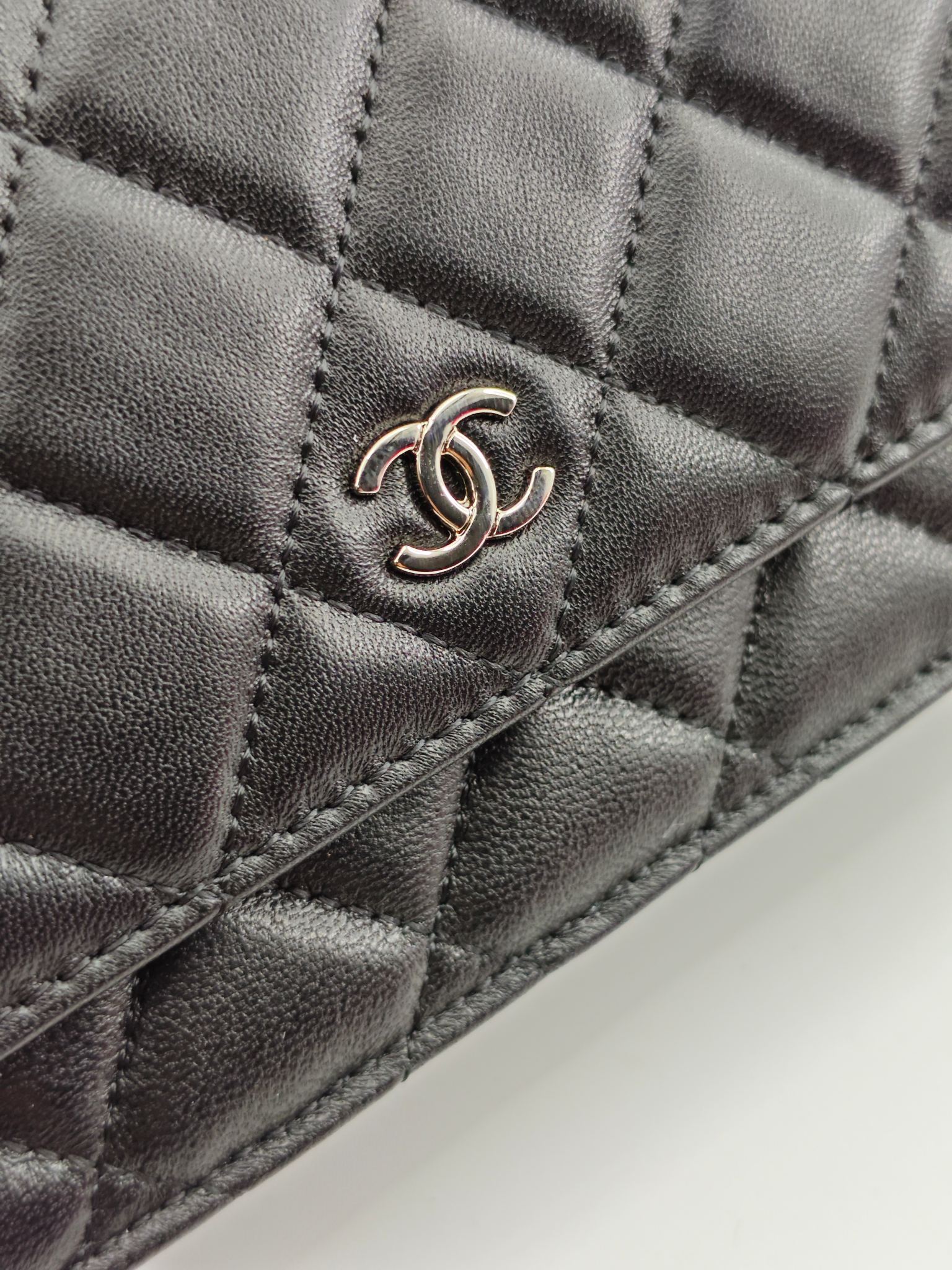 小香Woc发财包斜挎包
黑色头层小羊皮银扣
实物实拍
尺寸：19/13/4
款号：33814
