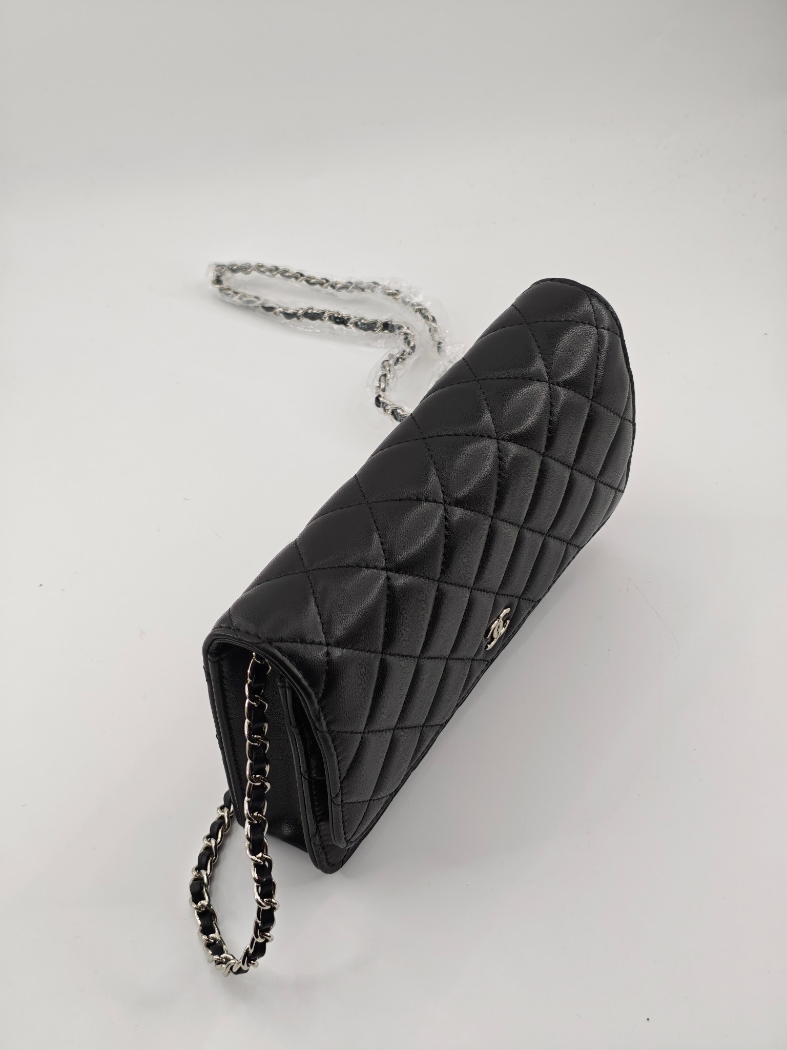 小香Woc发财包斜挎包
黑色头层小羊皮银扣
实物实拍
尺寸：19/13/4
款号：33814
