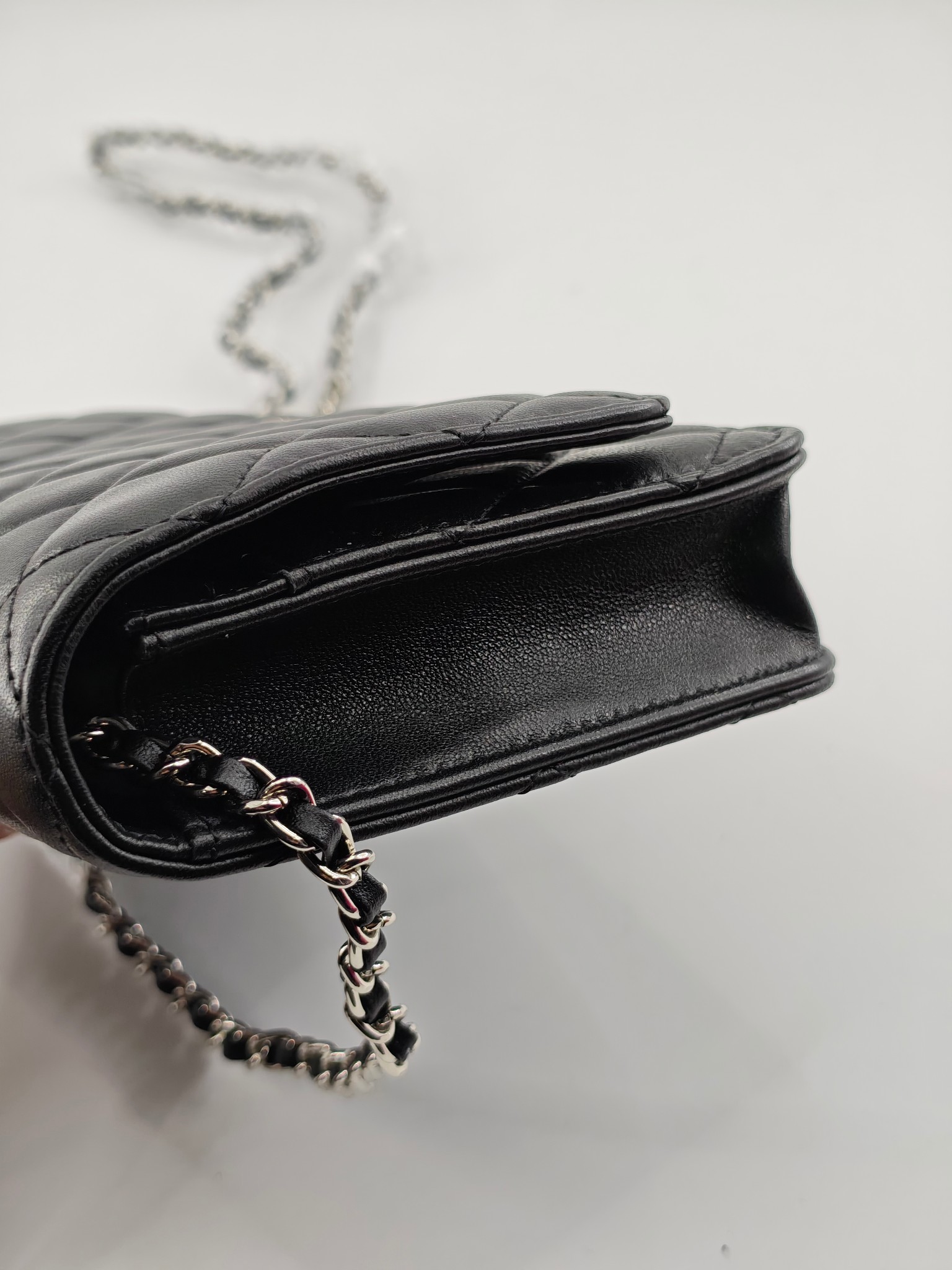 小香Woc发财包斜挎包
黑色头层小羊皮银扣
实物实拍
尺寸：19/13/4
款号：33814
