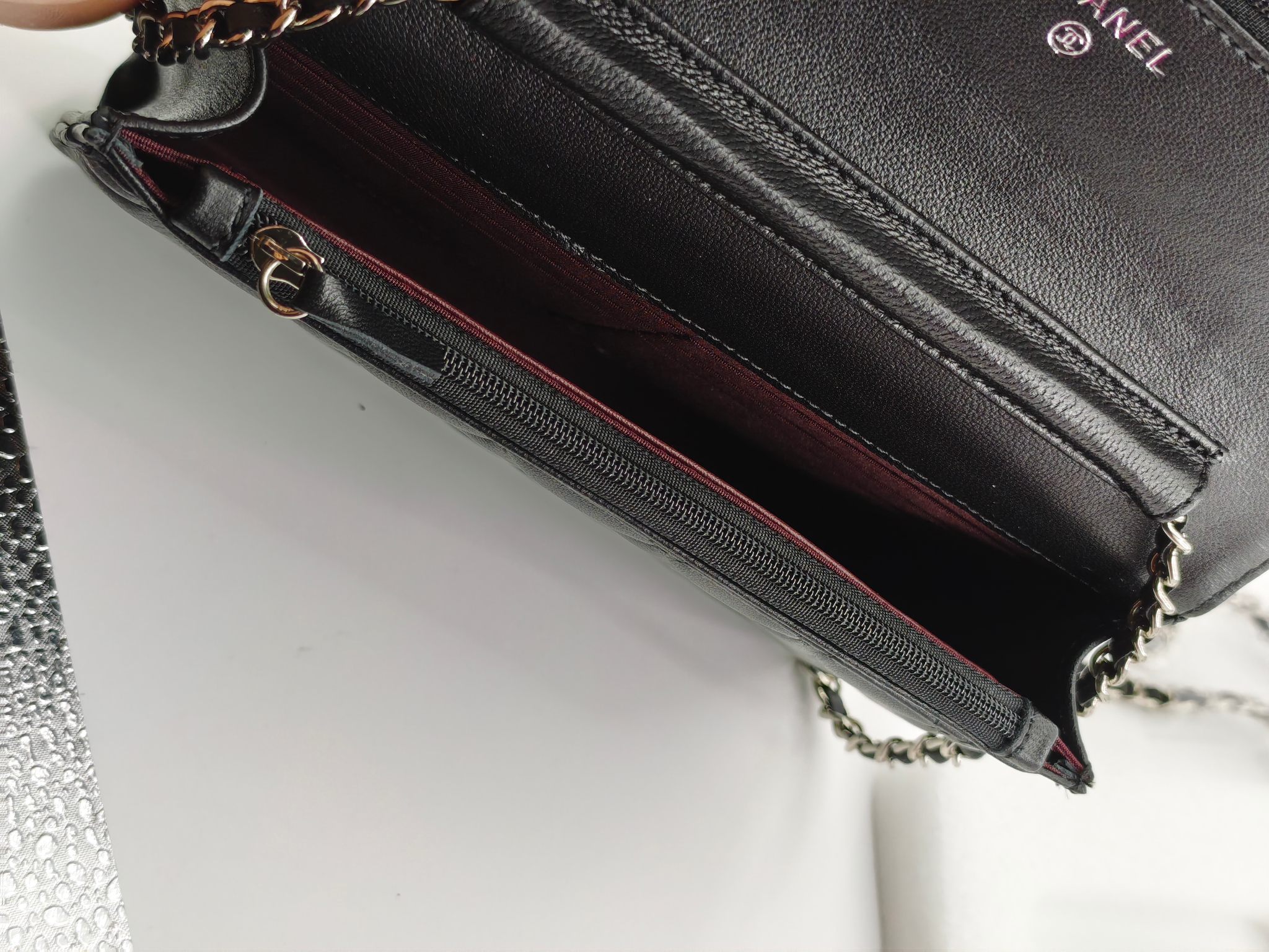 小香Woc发财包斜挎包
黑色头层小羊皮银扣
实物实拍
尺寸：19/13/4
款号：33814
