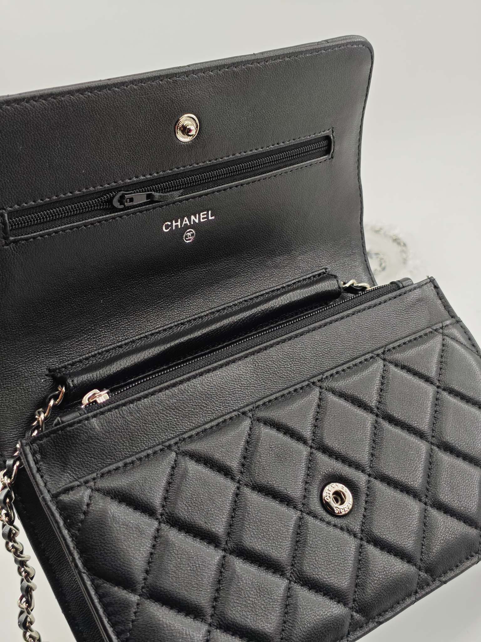 小香Woc发财包斜挎包
黑色头层小羊皮银扣
实物实拍
尺寸：19/13/4
款号：33814
