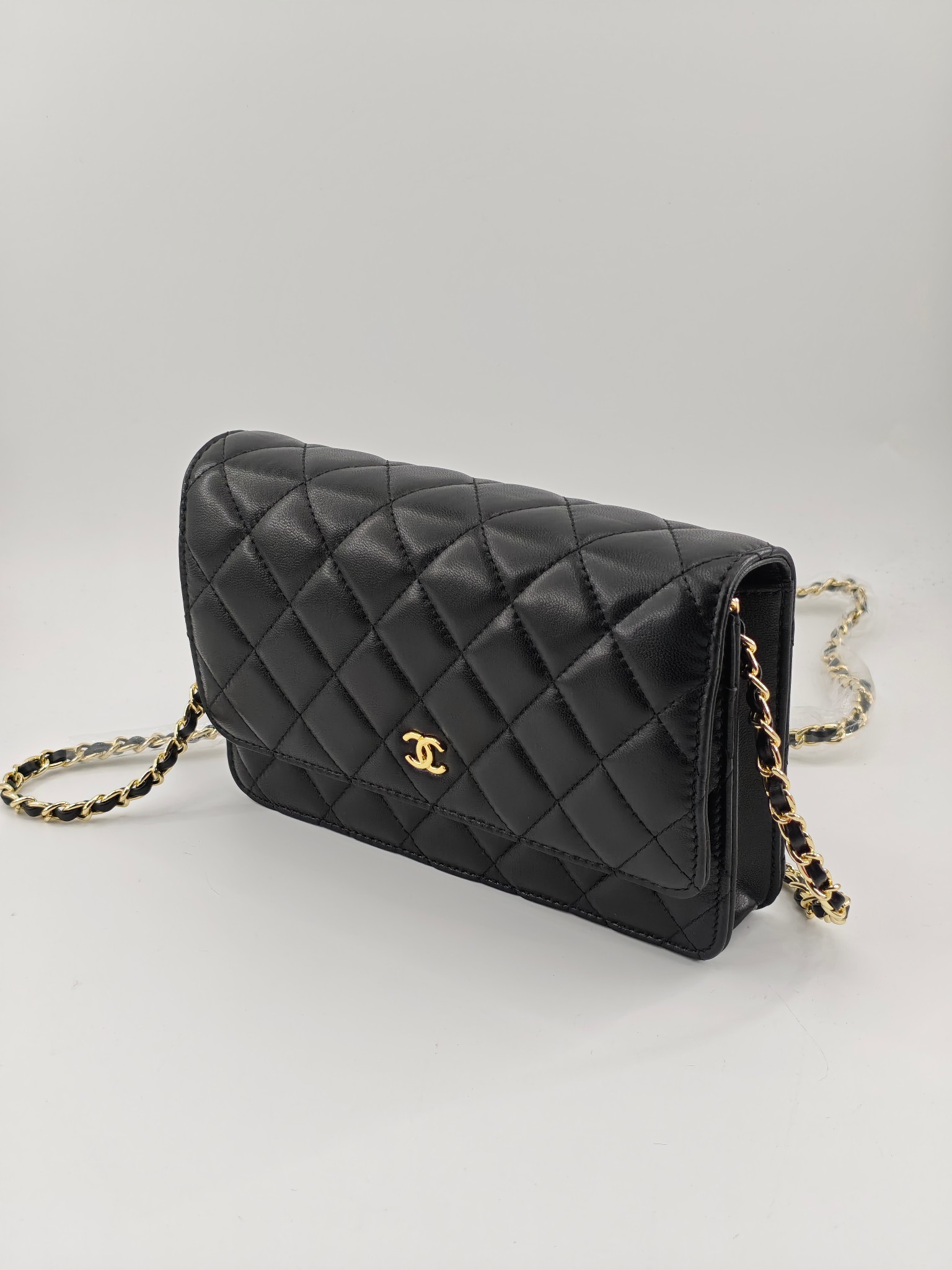 小香Woc发财包斜挎包
黑色头层小羊皮金扣
实物实拍
尺寸：19/13/4
款号：33814
