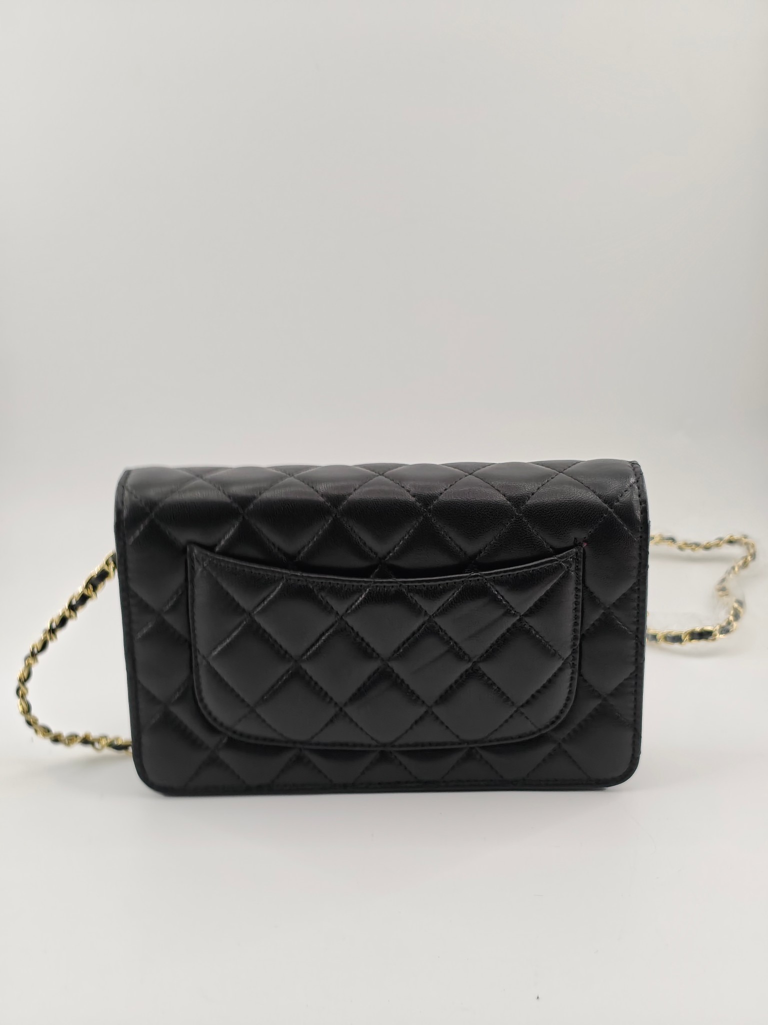 小香Woc发财包斜挎包
黑色头层小羊皮金扣
实物实拍
尺寸：19/13/4
款号：33814
