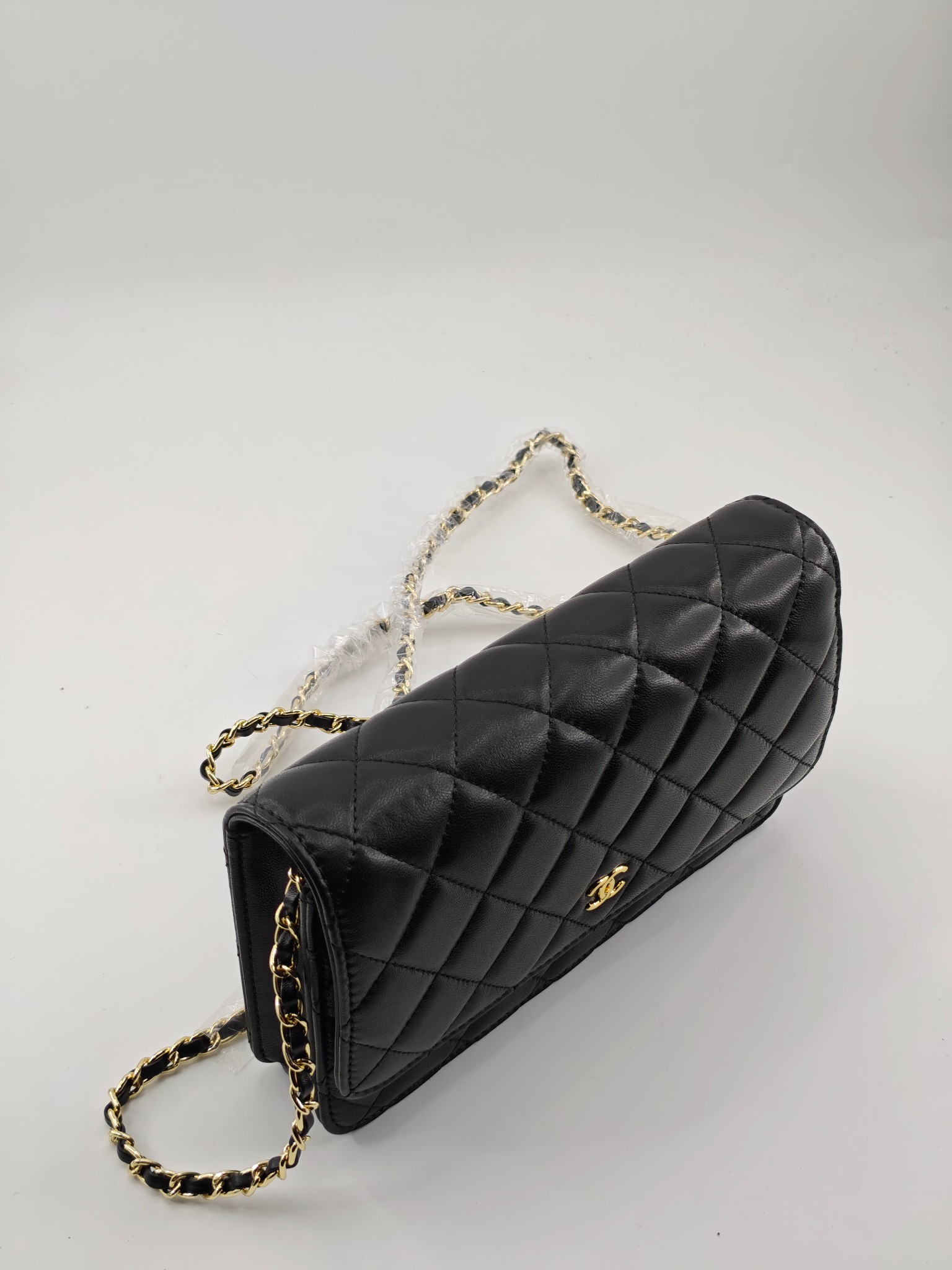 小香Woc发财包斜挎包
黑色头层小羊皮金扣
实物实拍
尺寸：19/13/4
款号：33814
