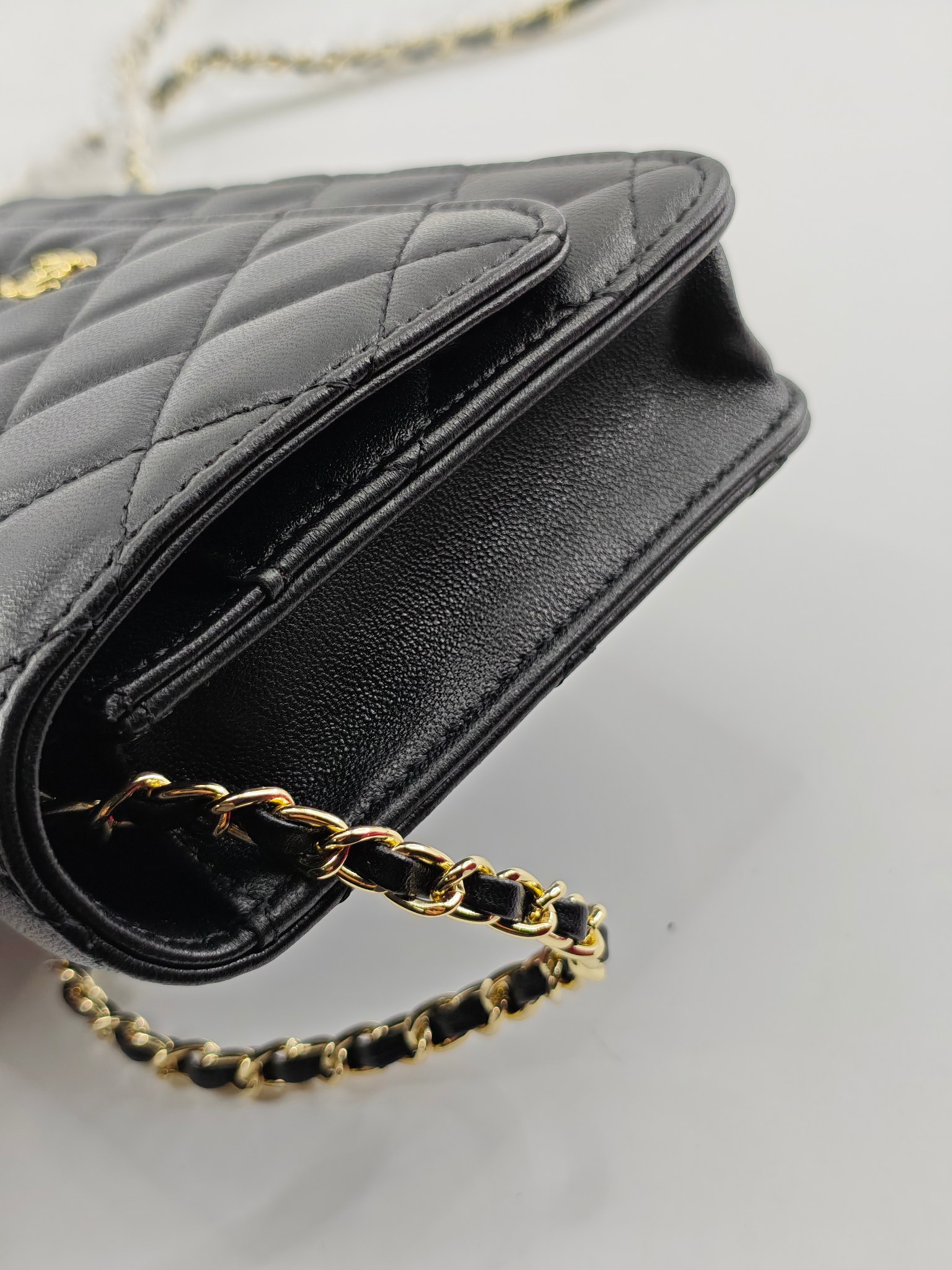 小香Woc发财包斜挎包
黑色头层小羊皮金扣
实物实拍
尺寸：19/13/4
款号：33814
