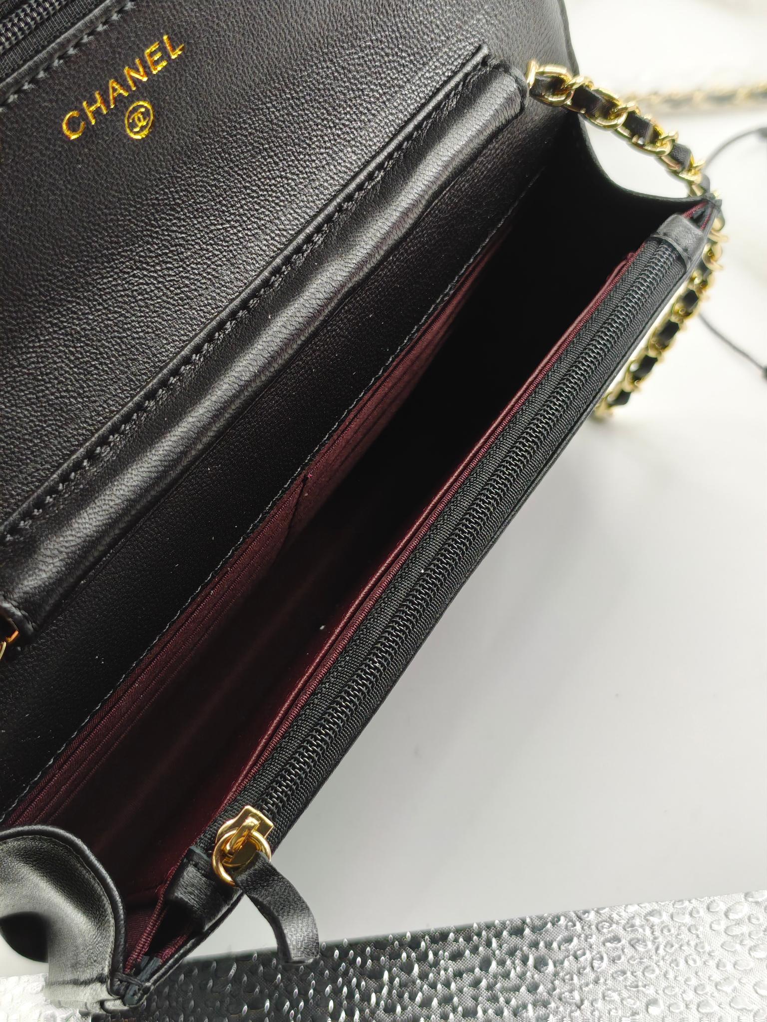 小香Woc发财包斜挎包
黑色头层小羊皮金扣
实物实拍
尺寸：19/13/4
款号：33814
