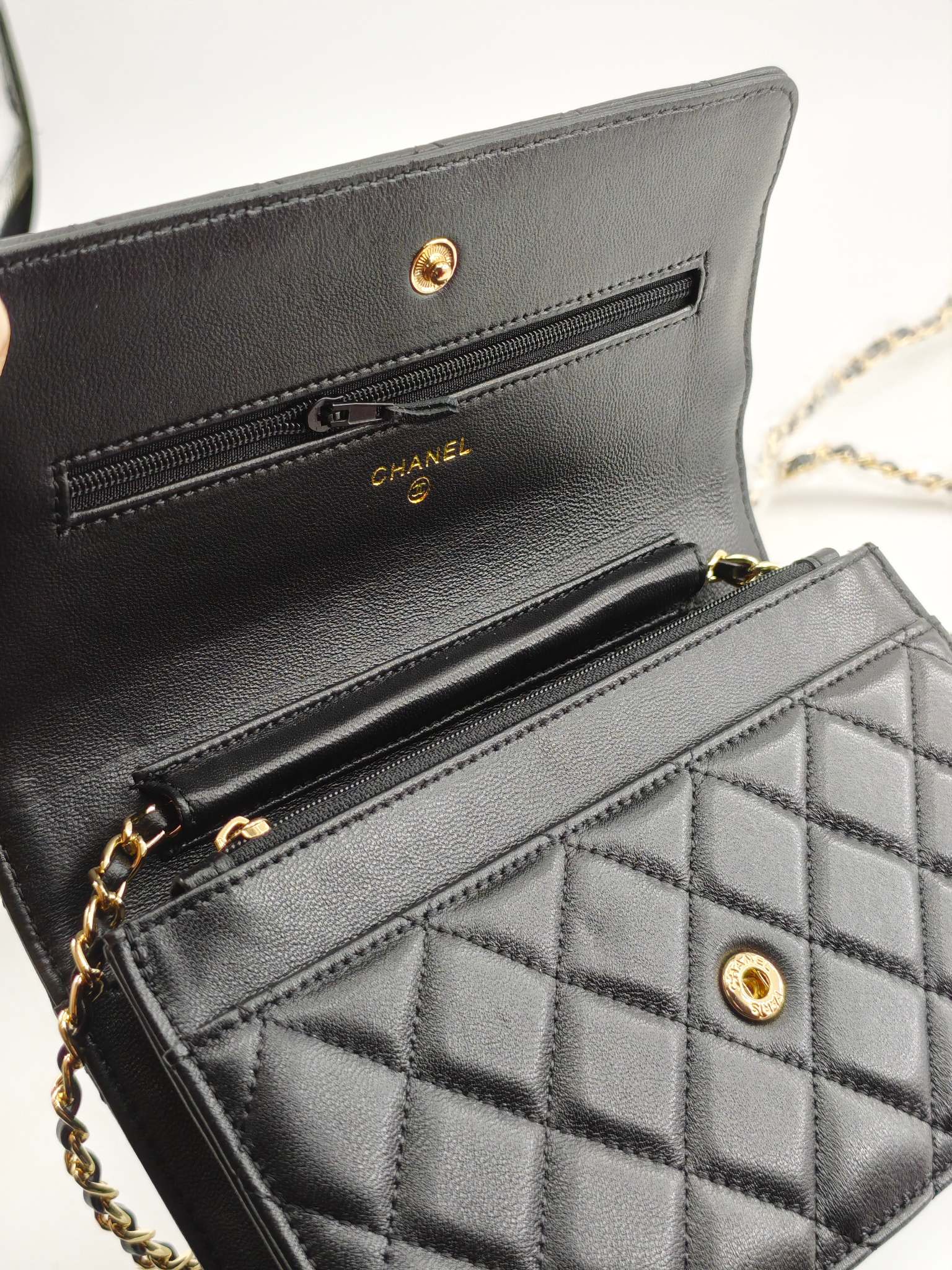 小香Woc发财包斜挎包
黑色头层小羊皮金扣
实物实拍
尺寸：19/13/4
款号：33814
