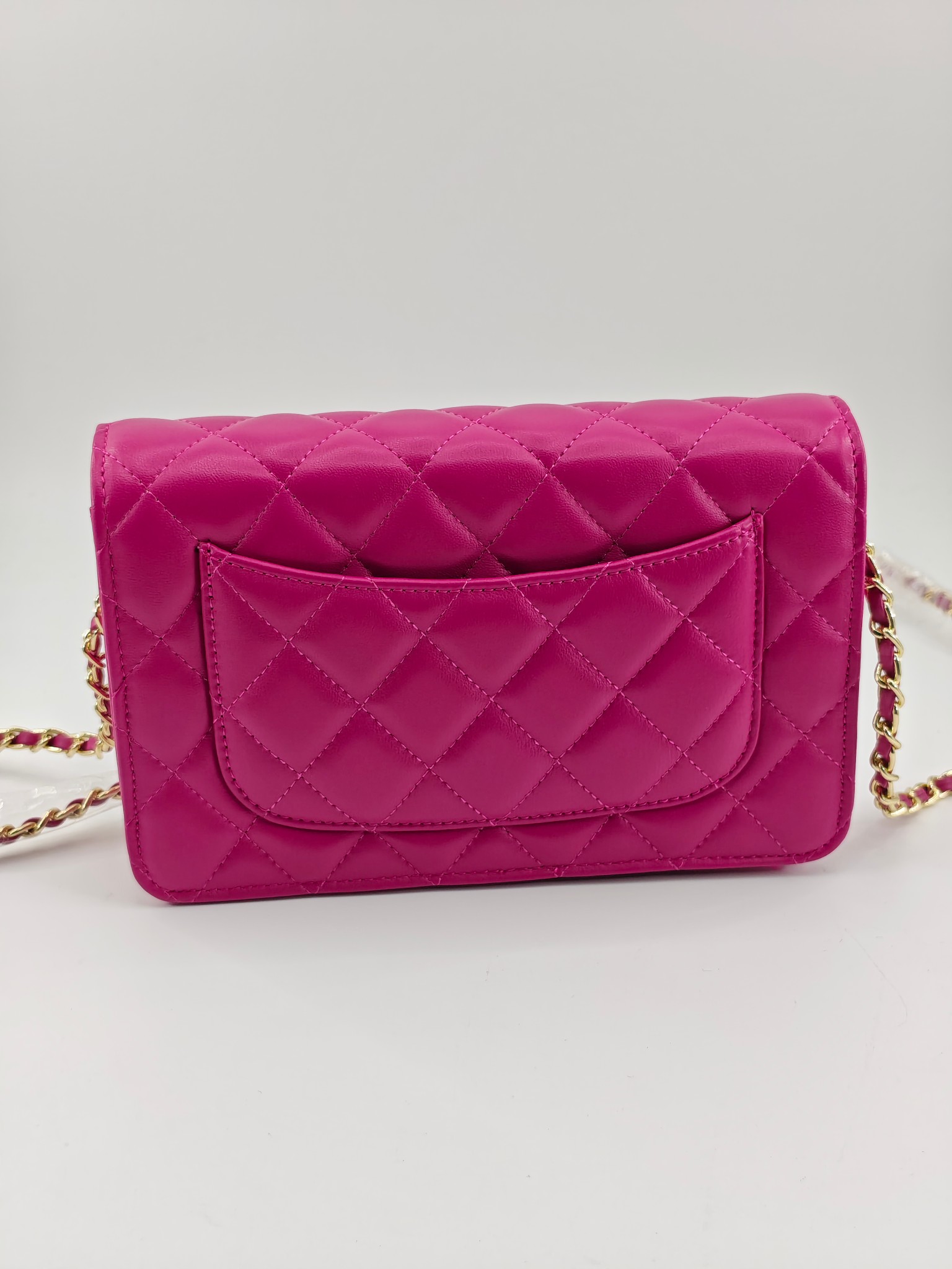 小香Woc发财包斜挎包
玫红头层小羊皮金扣
实物实拍
尺寸：19/13/4
款号：33814
