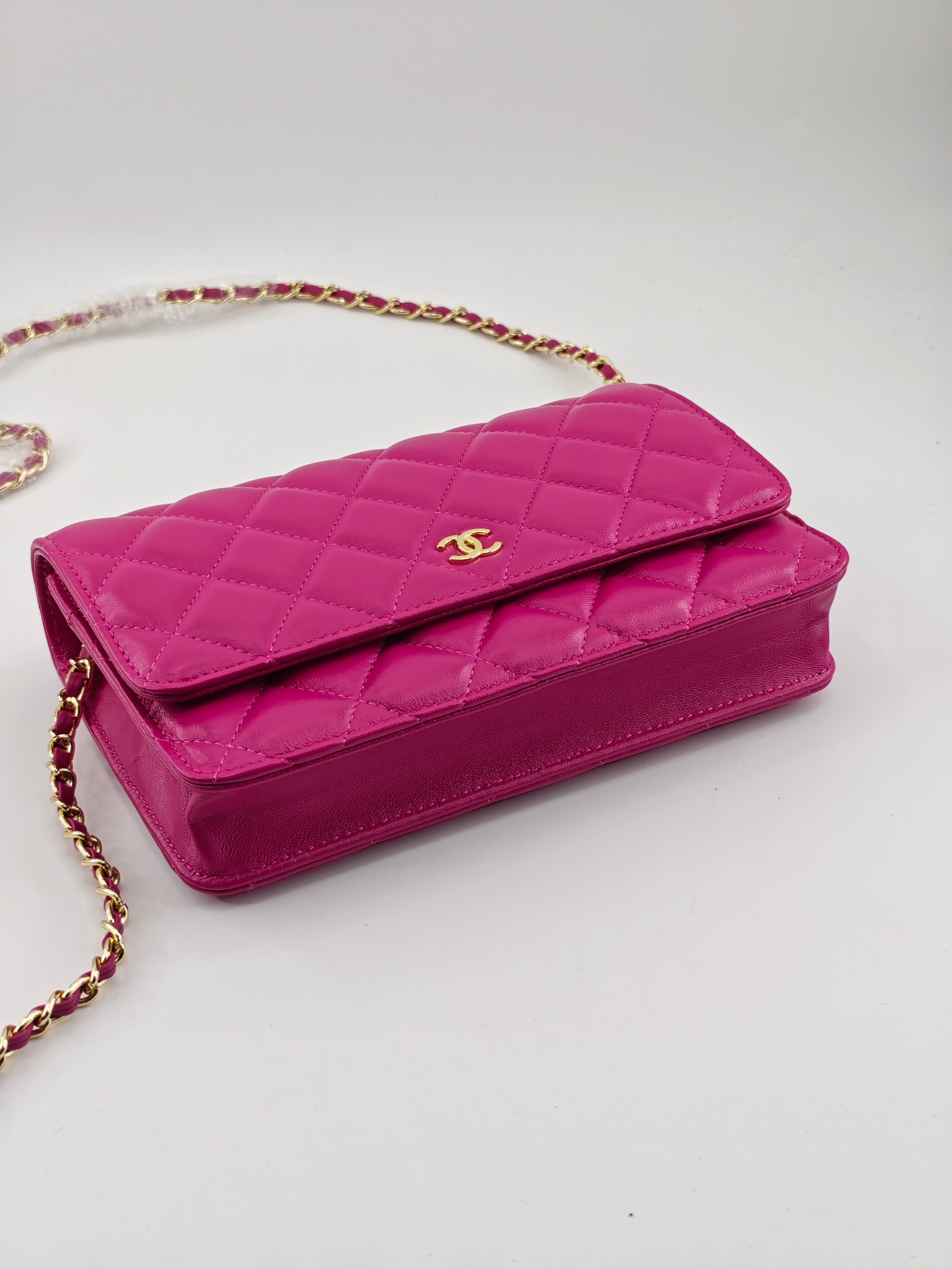 小香Woc发财包斜挎包
玫红头层小羊皮金扣
实物实拍
尺寸：19/13/4
款号：33814
