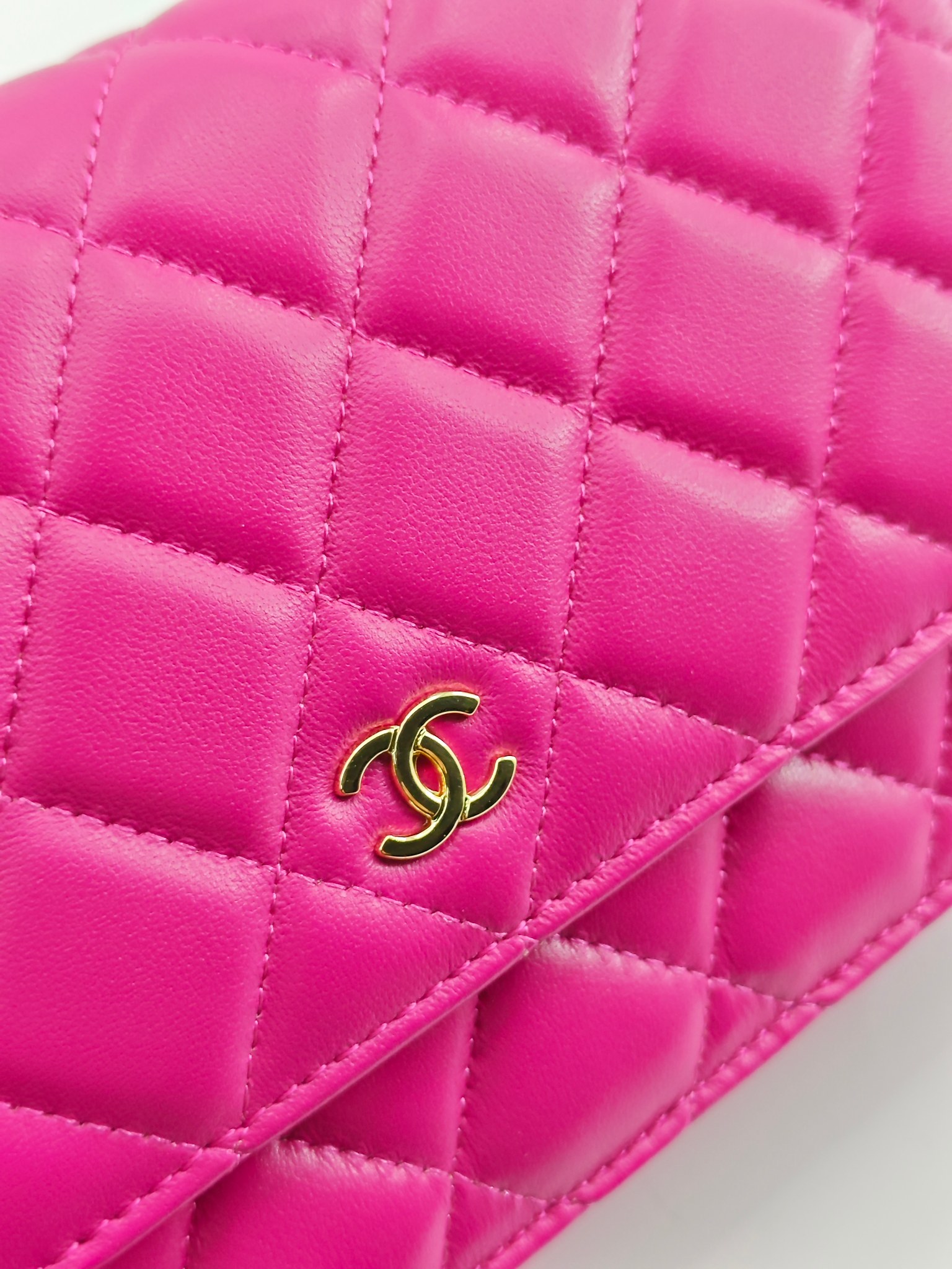 小香Woc发财包斜挎包
玫红头层小羊皮金扣
实物实拍
尺寸：19/13/4
款号：33814
