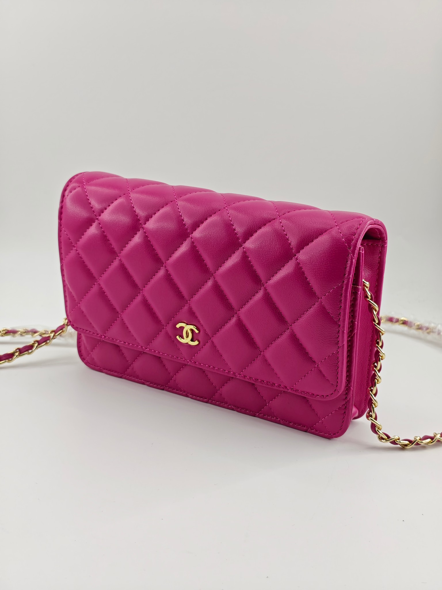 小香Woc发财包斜挎包
玫红头层小羊皮金扣
实物实拍
尺寸：19/13/4
款号：33814
