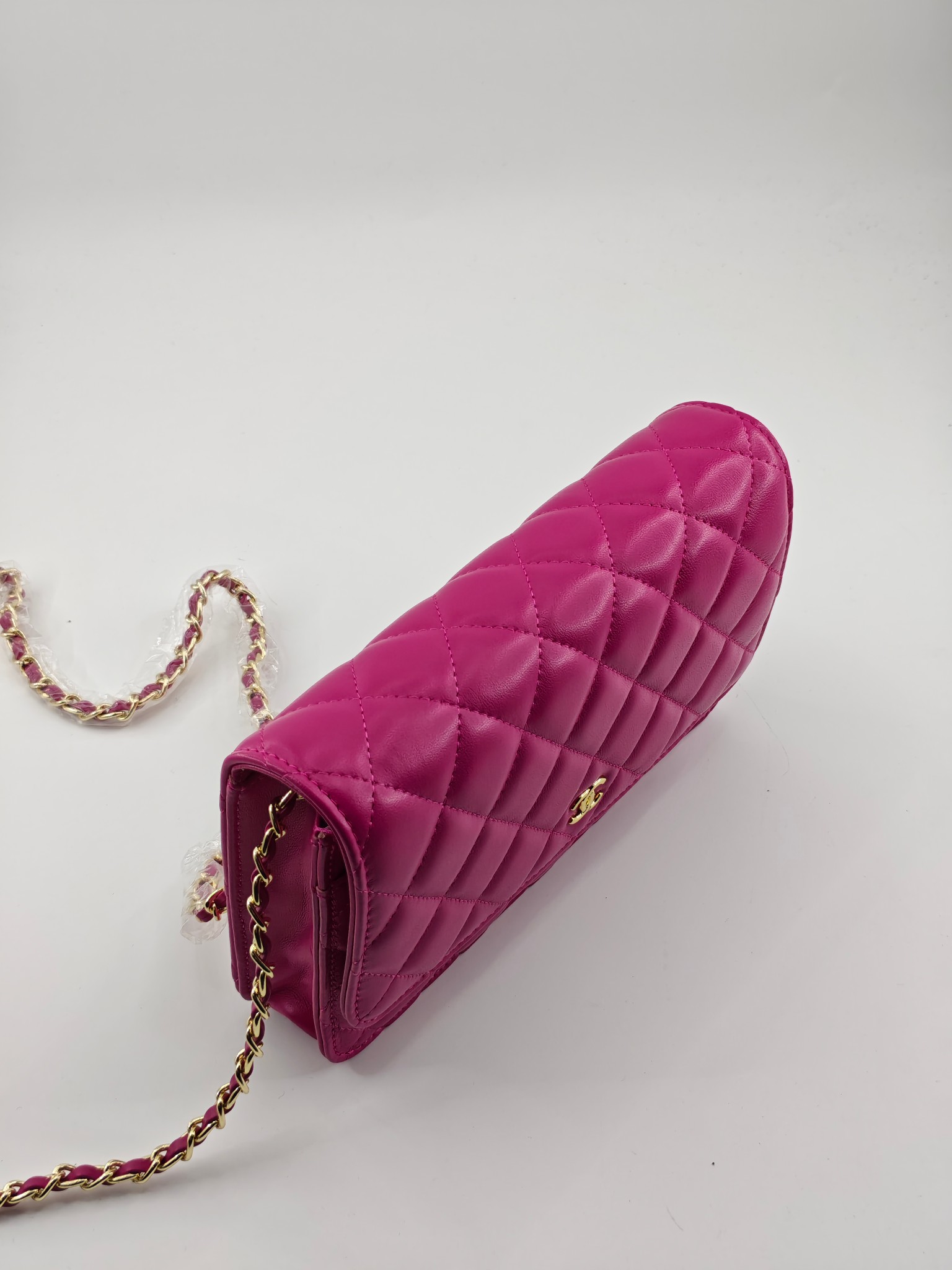 小香Woc发财包斜挎包
玫红头层小羊皮金扣
实物实拍
尺寸：19/13/4
款号：33814
