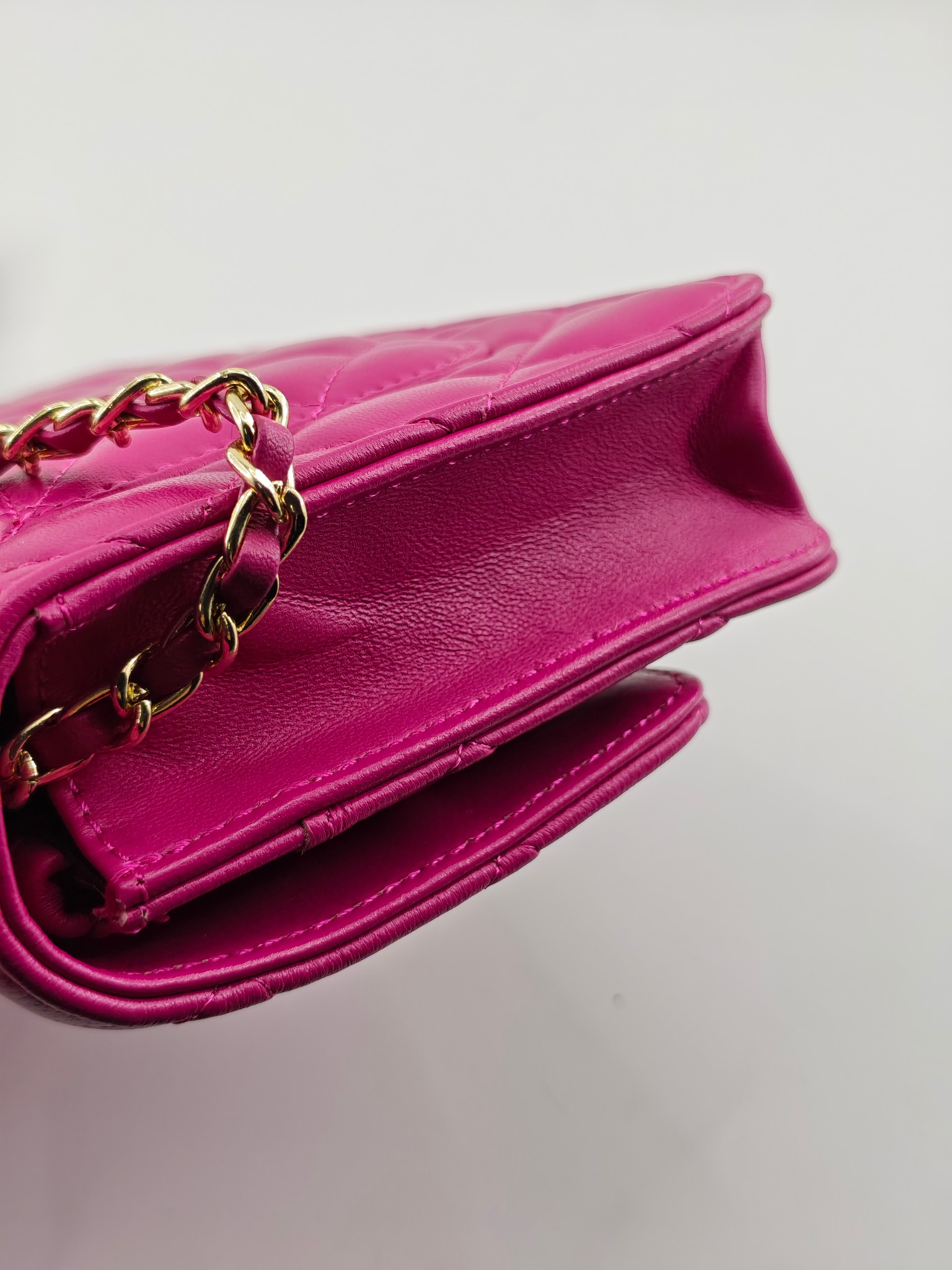 小香Woc发财包斜挎包
玫红头层小羊皮金扣
实物实拍
尺寸：19/13/4
款号：33814
