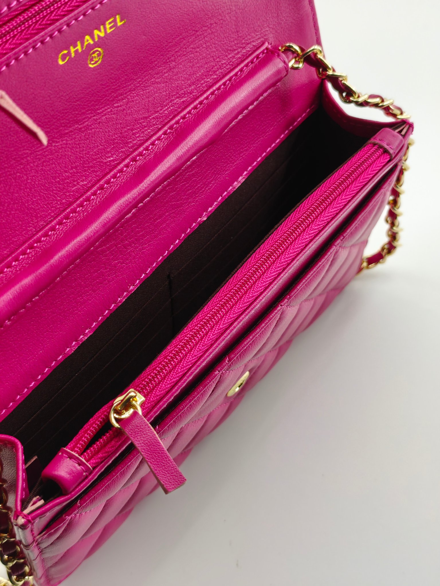 小香Woc发财包斜挎包
玫红头层小羊皮金扣
实物实拍
尺寸：19/13/4
款号：33814
