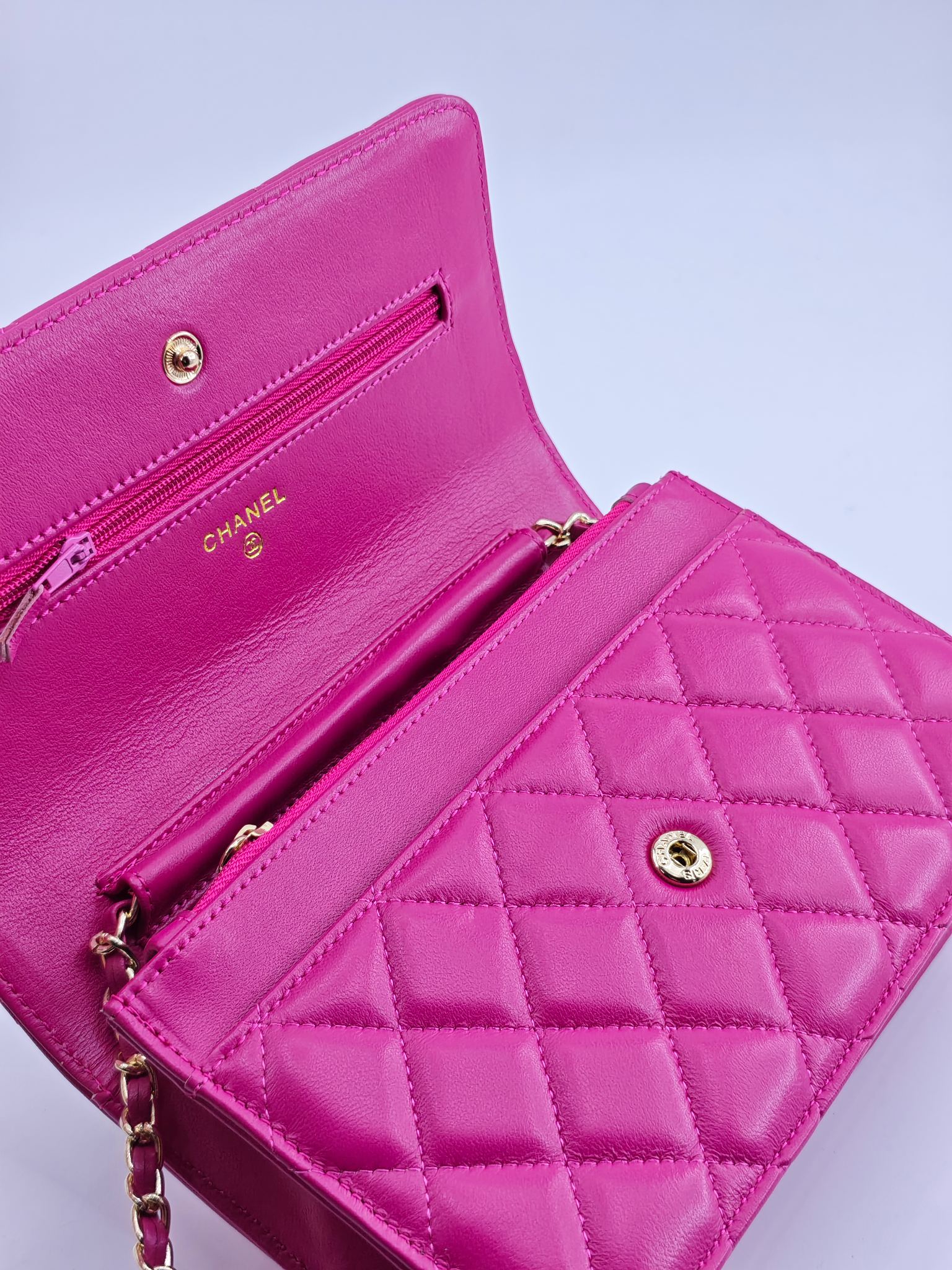 小香Woc发财包斜挎包
玫红头层小羊皮金扣
实物实拍
尺寸：19/13/4
款号：33814
