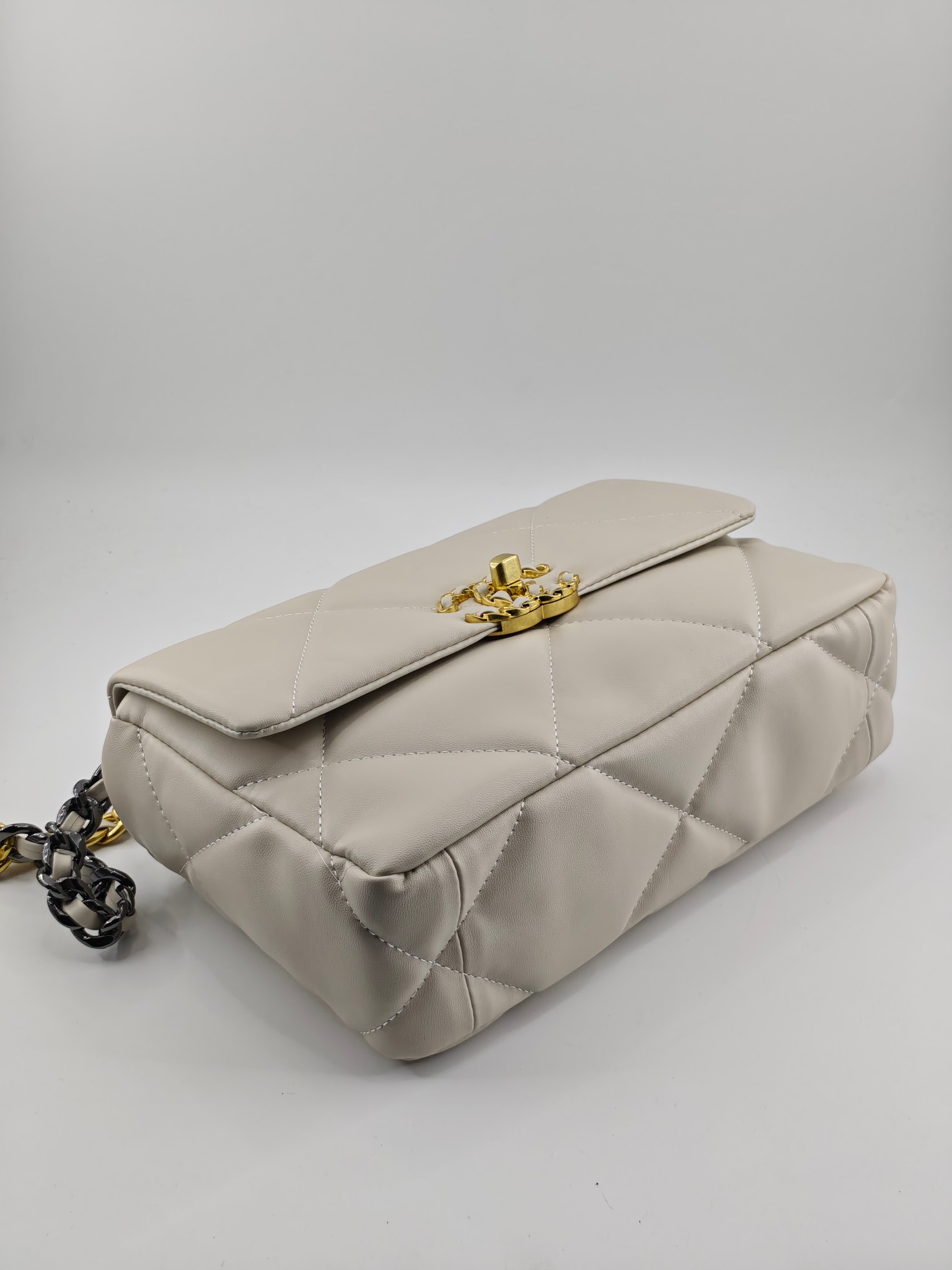 小香19款大菱格斜挎包单肩包
米白头层皮金扣
实物实拍
尺寸：25/18/8
款号：6098
