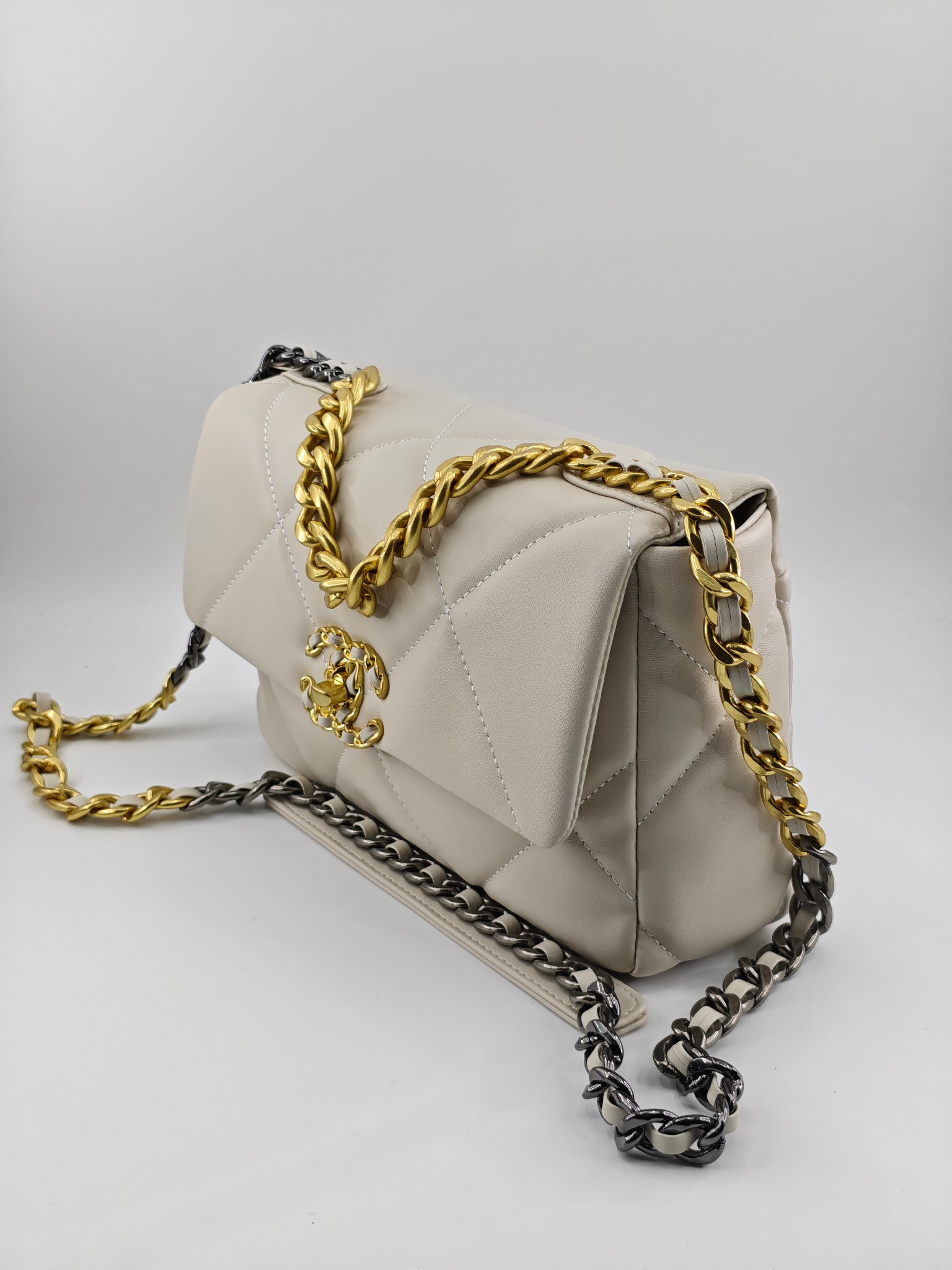 小香19款大菱格斜挎包单肩包
米白头层皮金扣
实物实拍
尺寸：25/18/8
款号：6098
