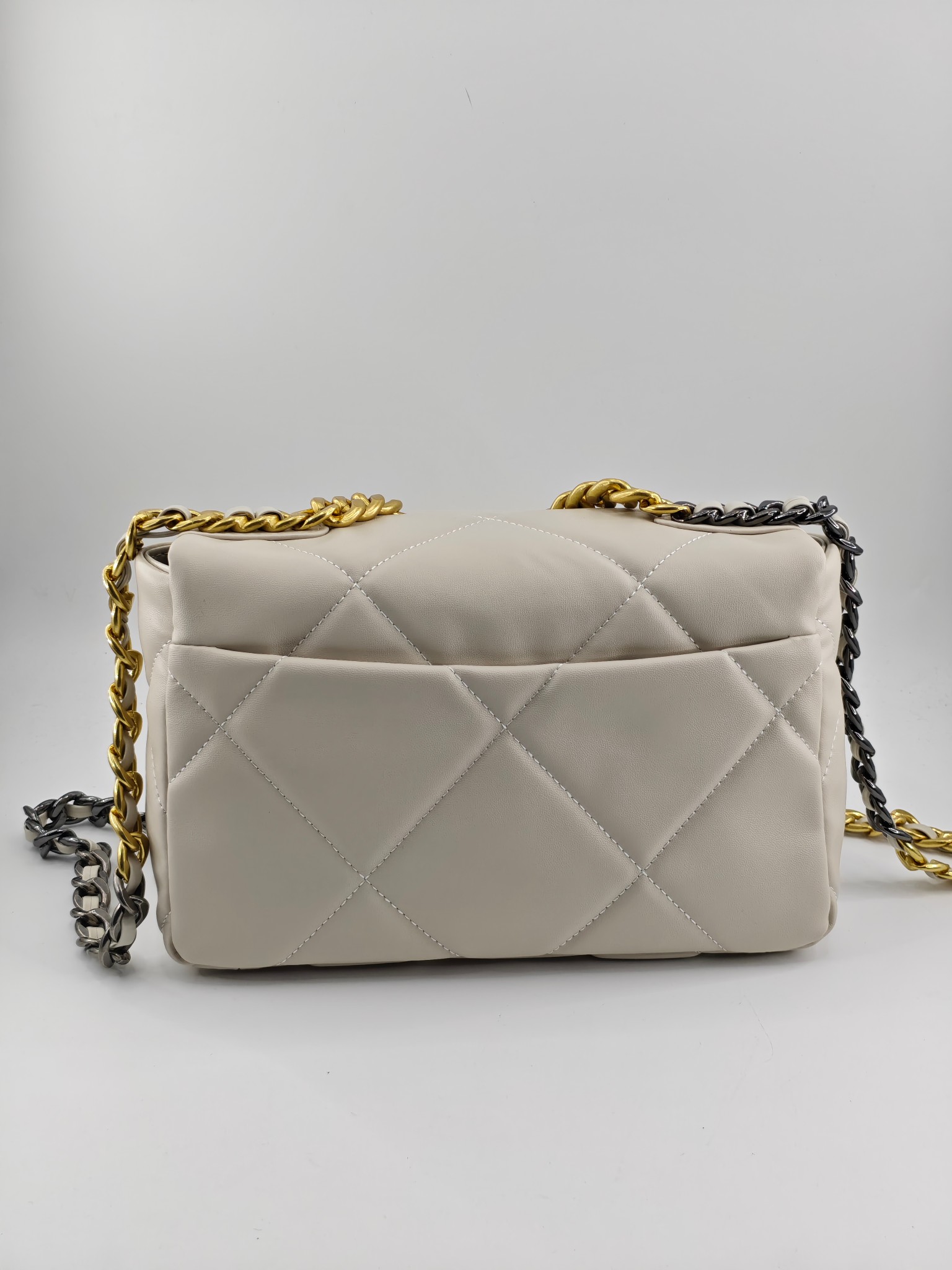 小香19款大菱格斜挎包单肩包
米白头层皮金扣
实物实拍
尺寸：25/18/8
款号：6098
