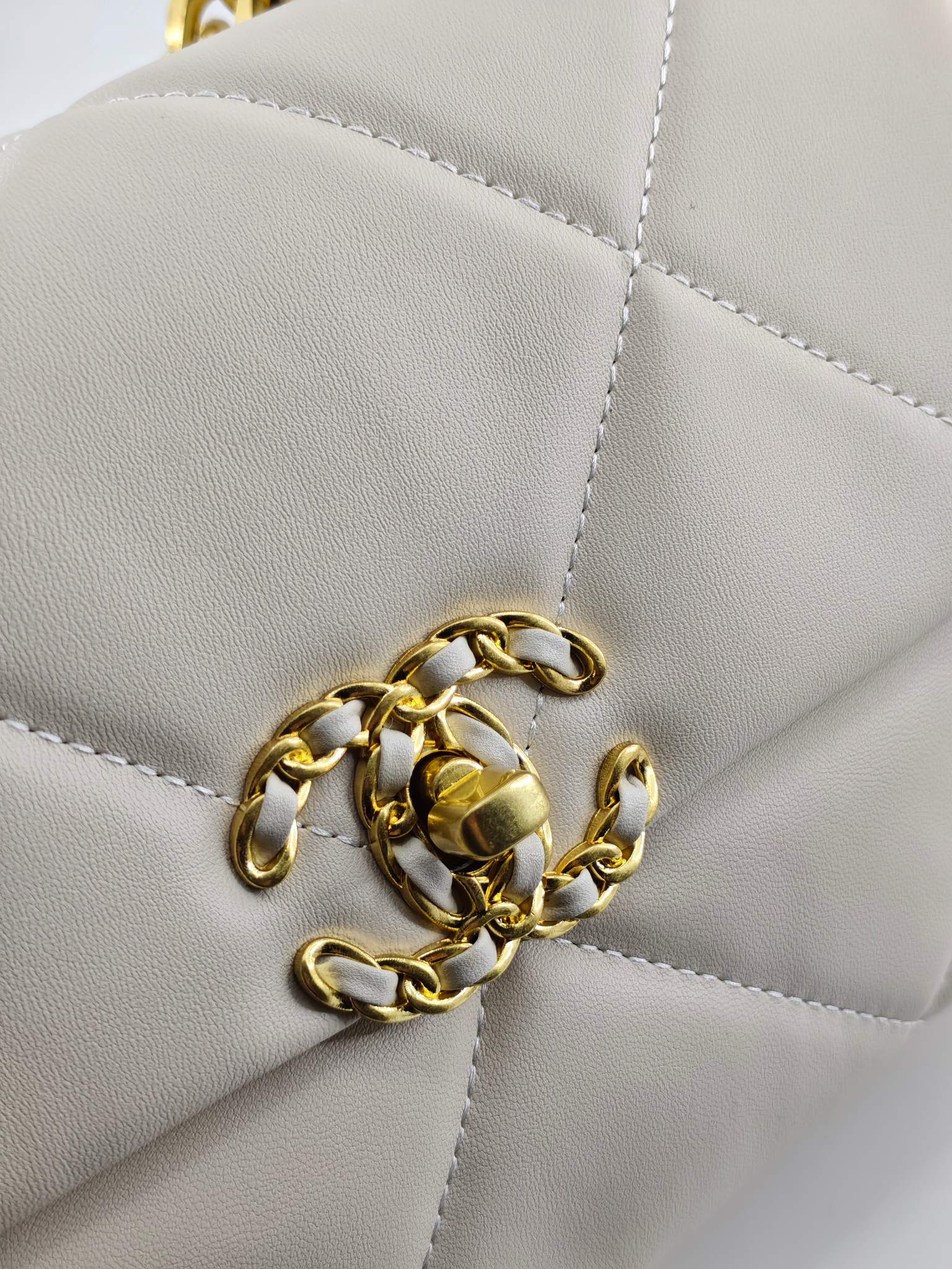 小香19款大菱格斜挎包单肩包
米白头层皮金扣
实物实拍
尺寸：25/18/8
款号：6098
