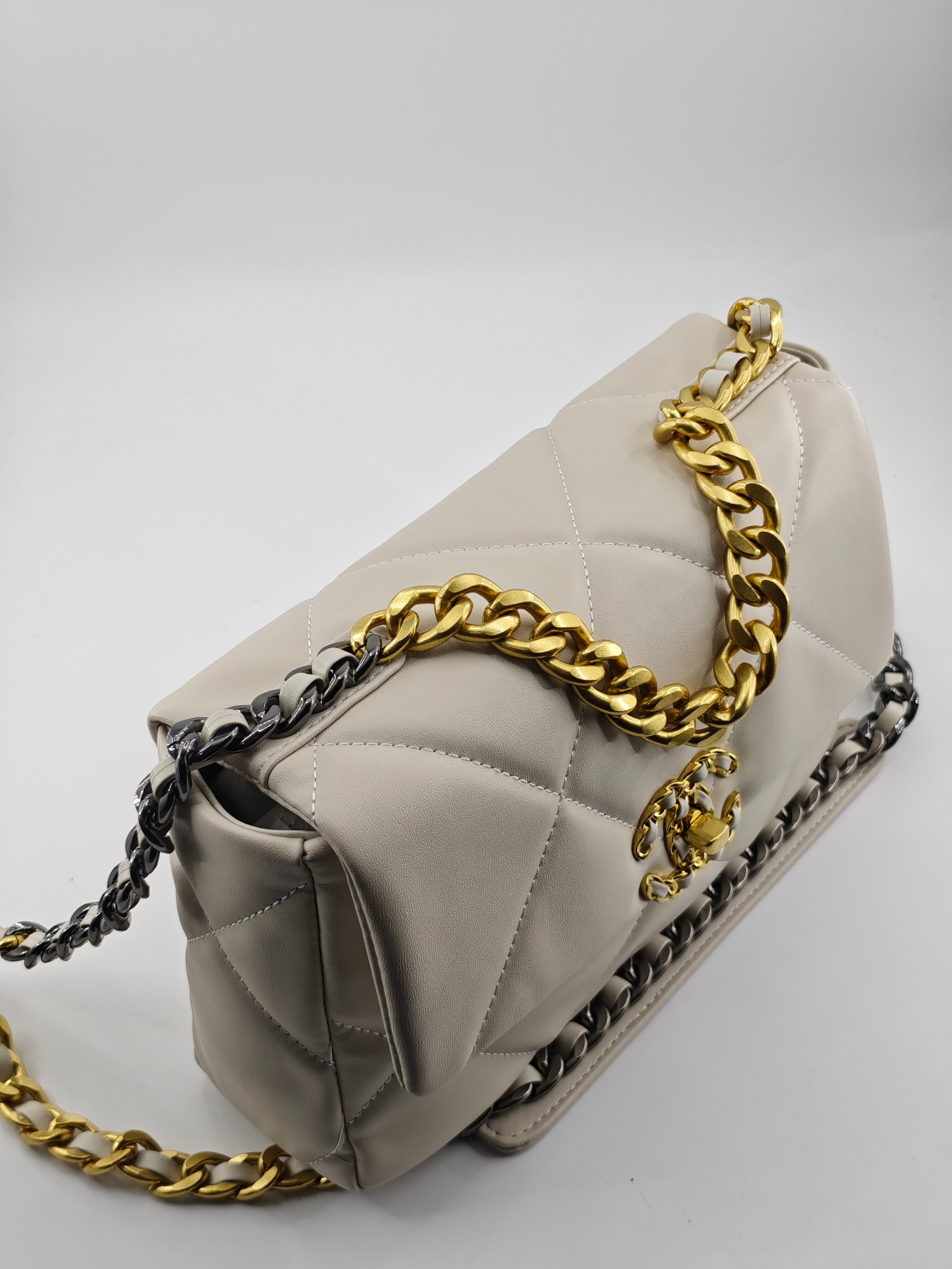 小香19款大菱格斜挎包单肩包
米白头层皮金扣
实物实拍
尺寸：25/18/8
款号：6098
