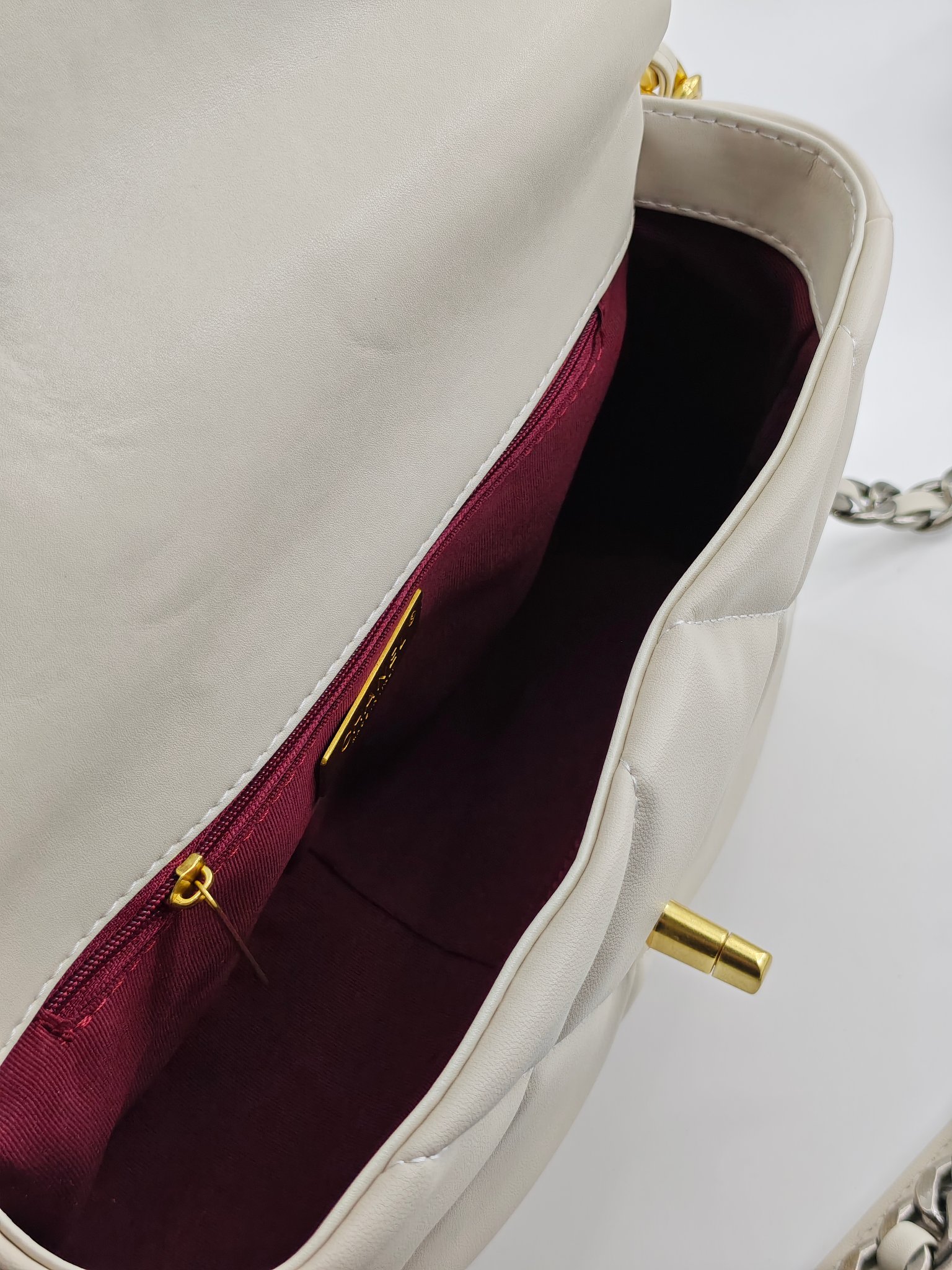 小香19款大菱格斜挎包单肩包
米白头层皮金扣
实物实拍
尺寸：25/18/8
款号：6098
