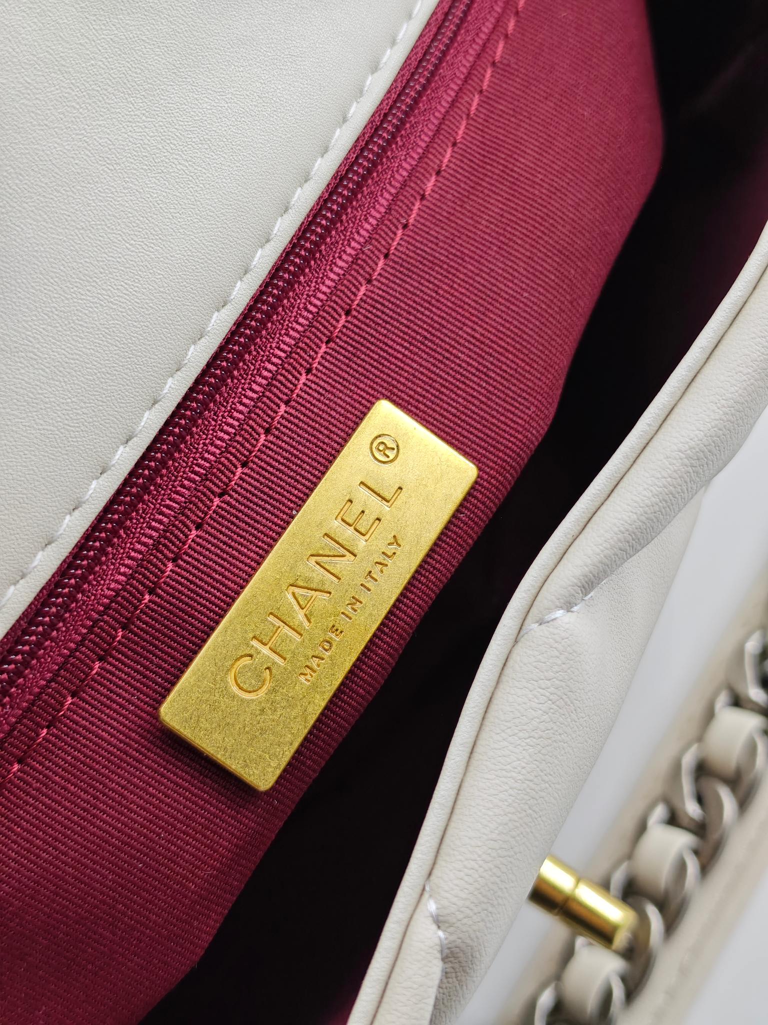 小香19款大菱格斜挎包单肩包
米白头层皮金扣
实物实拍
尺寸：25/18/8
款号：6098
