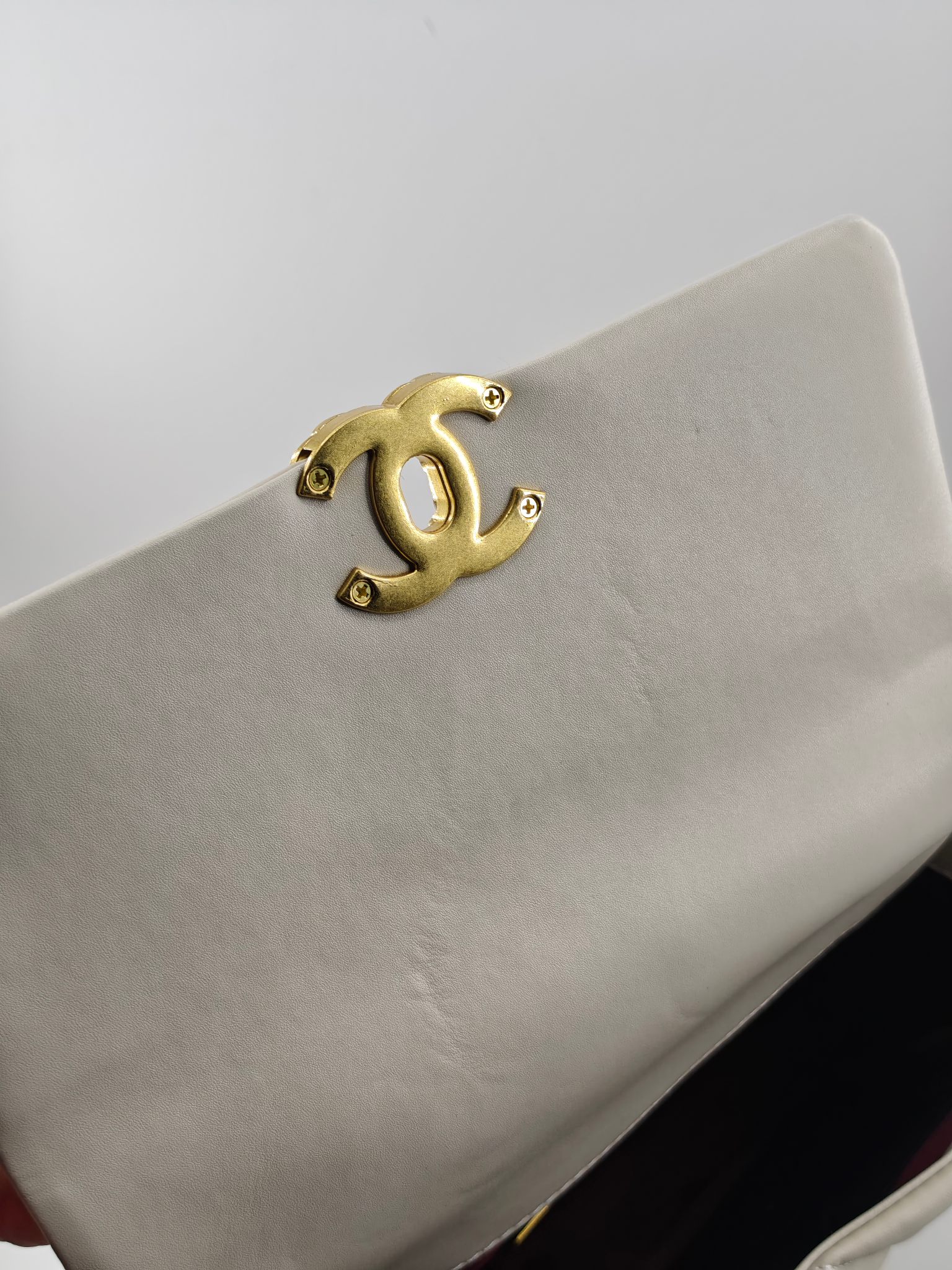 小香19款大菱格斜挎包单肩包
米白头层皮金扣
实物实拍
尺寸：25/18/8
款号：6098
