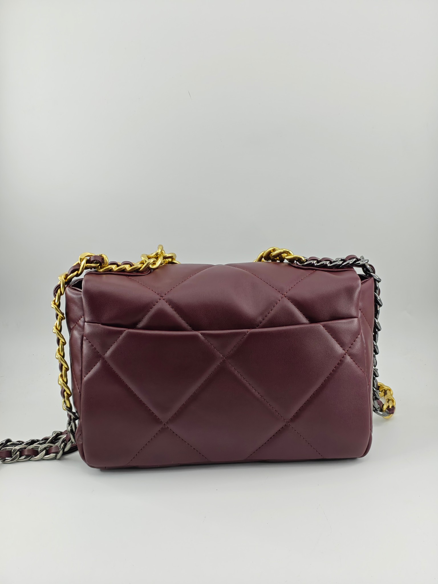  小香19款大菱格斜挎包单肩包
酒红头层皮金扣
实物实拍
尺寸：25/18/8
款号：6098

