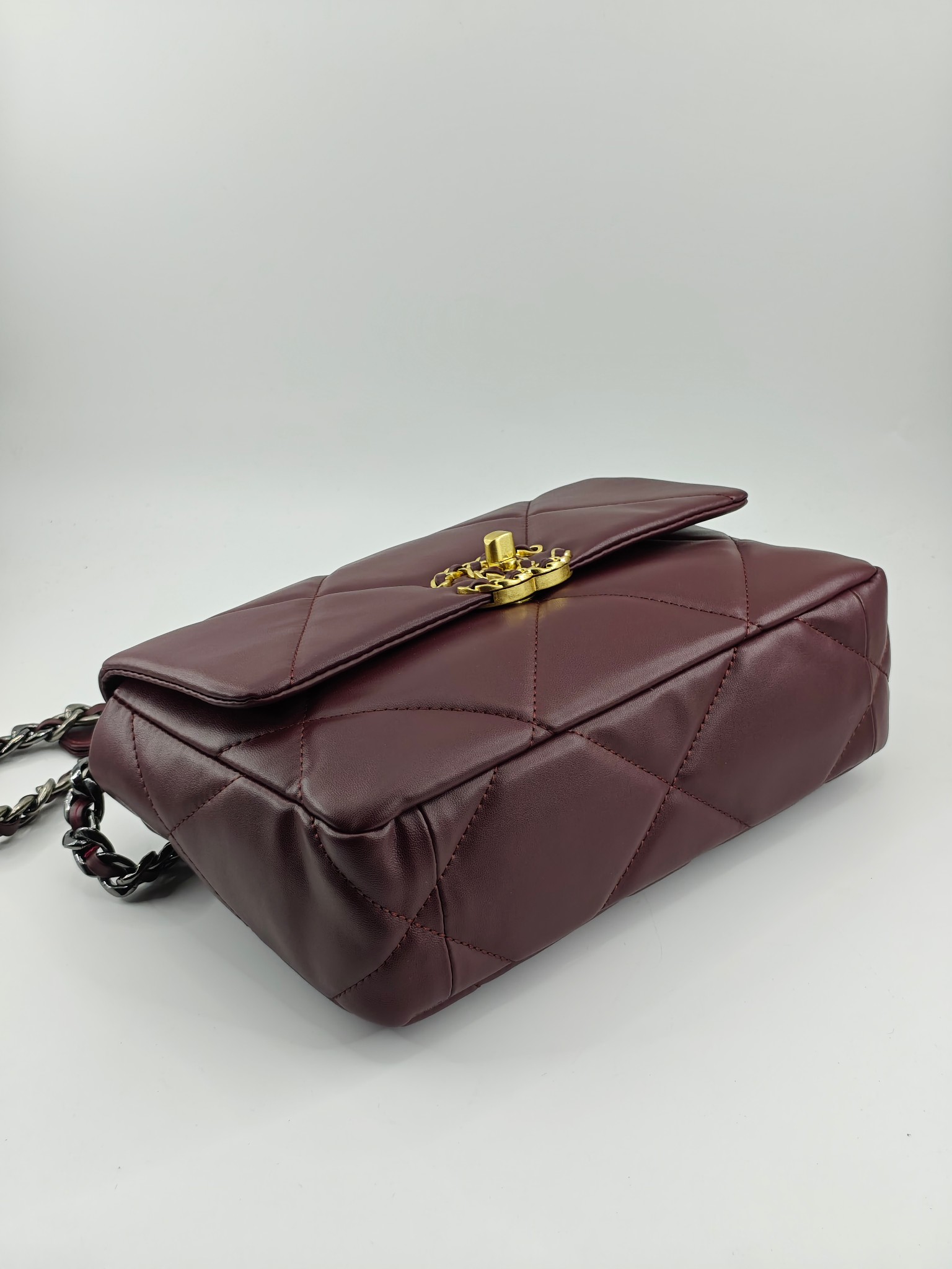  小香19款大菱格斜挎包单肩包
酒红头层皮金扣
实物实拍
尺寸：25/18/8
款号：6098

