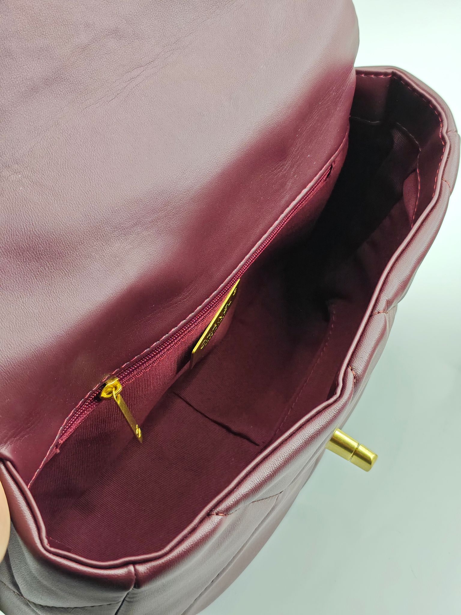  小香19款大菱格斜挎包单肩包
酒红头层皮金扣
实物实拍
尺寸：25/18/8
款号：6098

