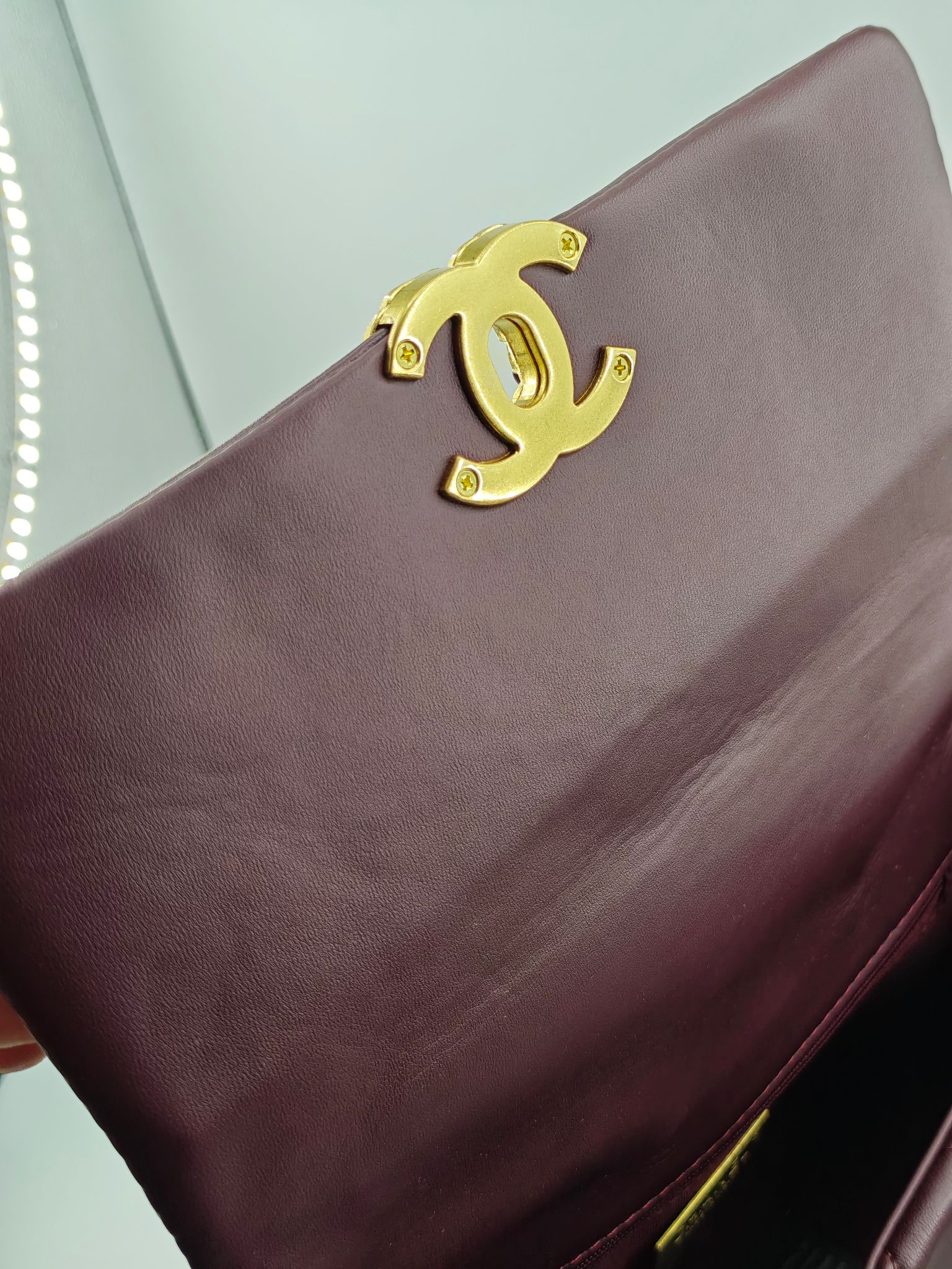  小香19款大菱格斜挎包单肩包
酒红头层皮金扣
实物实拍
尺寸：25/18/8
款号：6098

