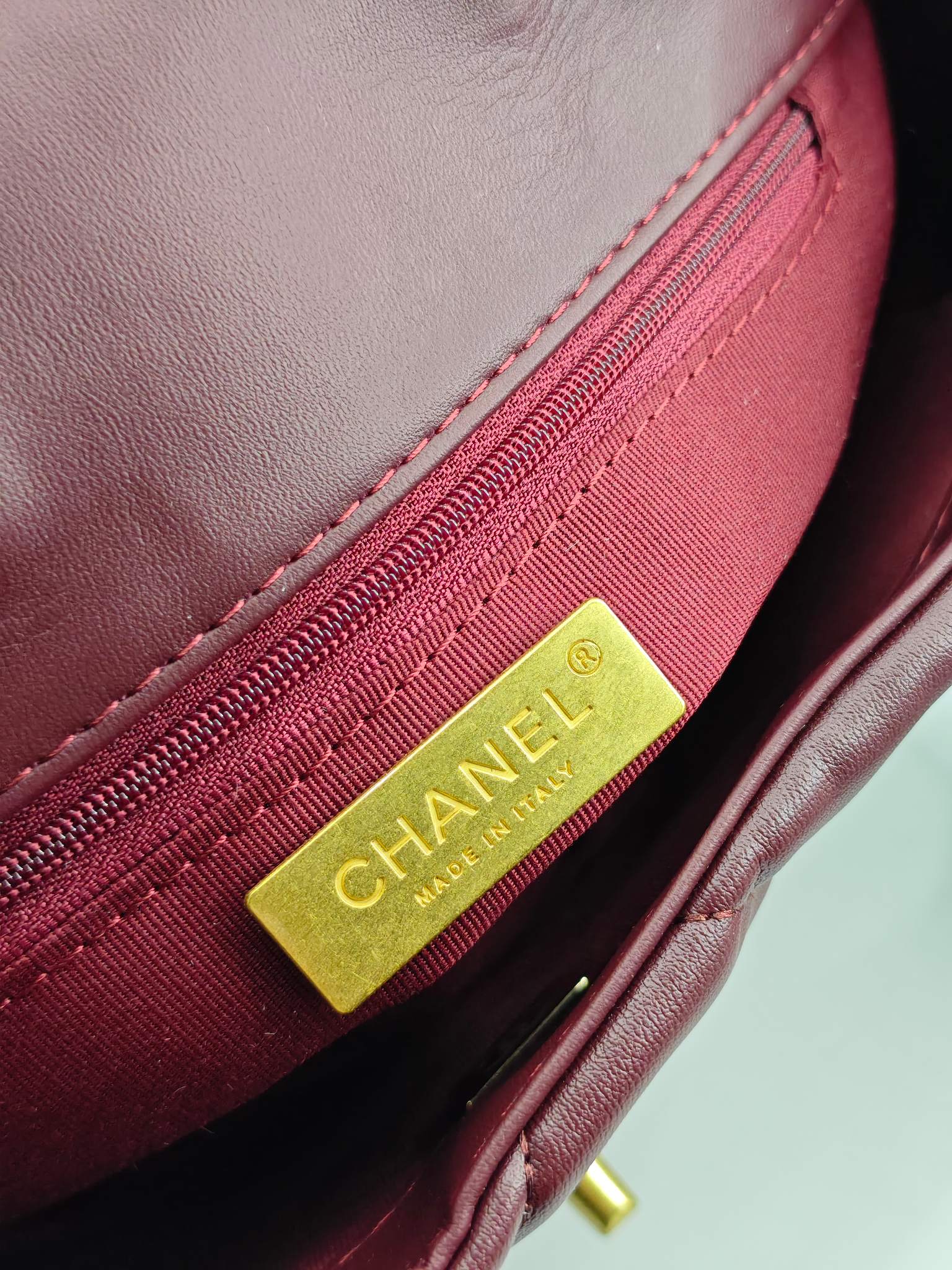  小香19款大菱格斜挎包单肩包
酒红头层皮金扣
实物实拍
尺寸：25/18/8
款号：6098

