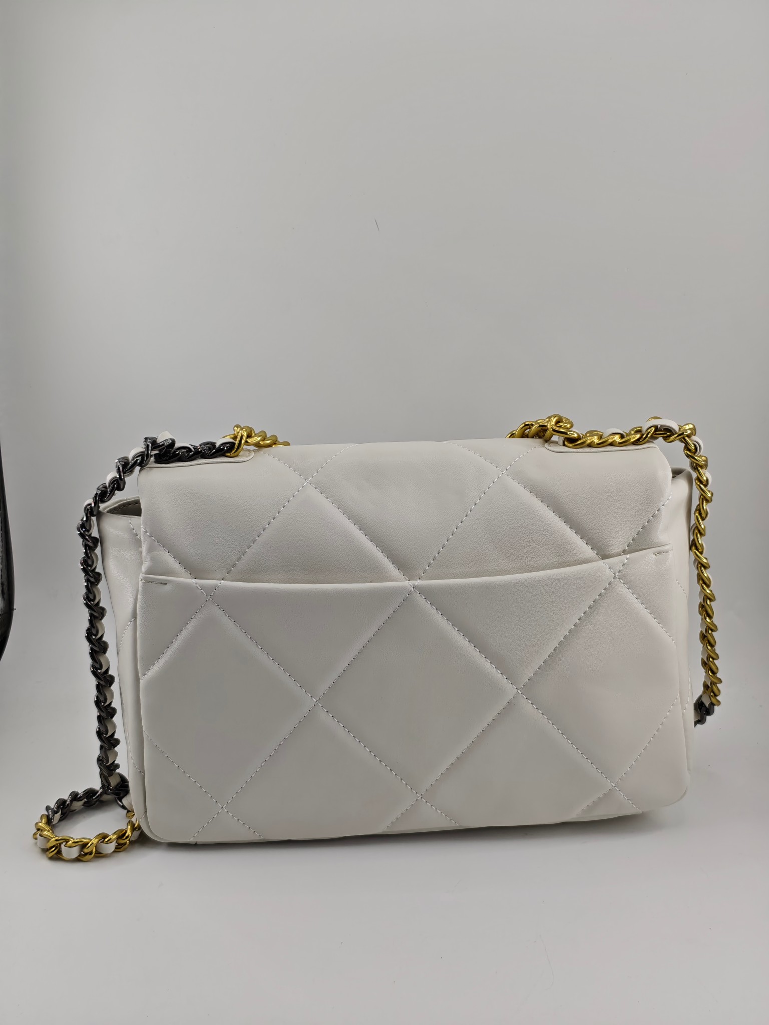  小香19款大菱格斜挎包单肩包
米白头层皮金扣
实物实拍
尺寸：30/22/10
款号：6099