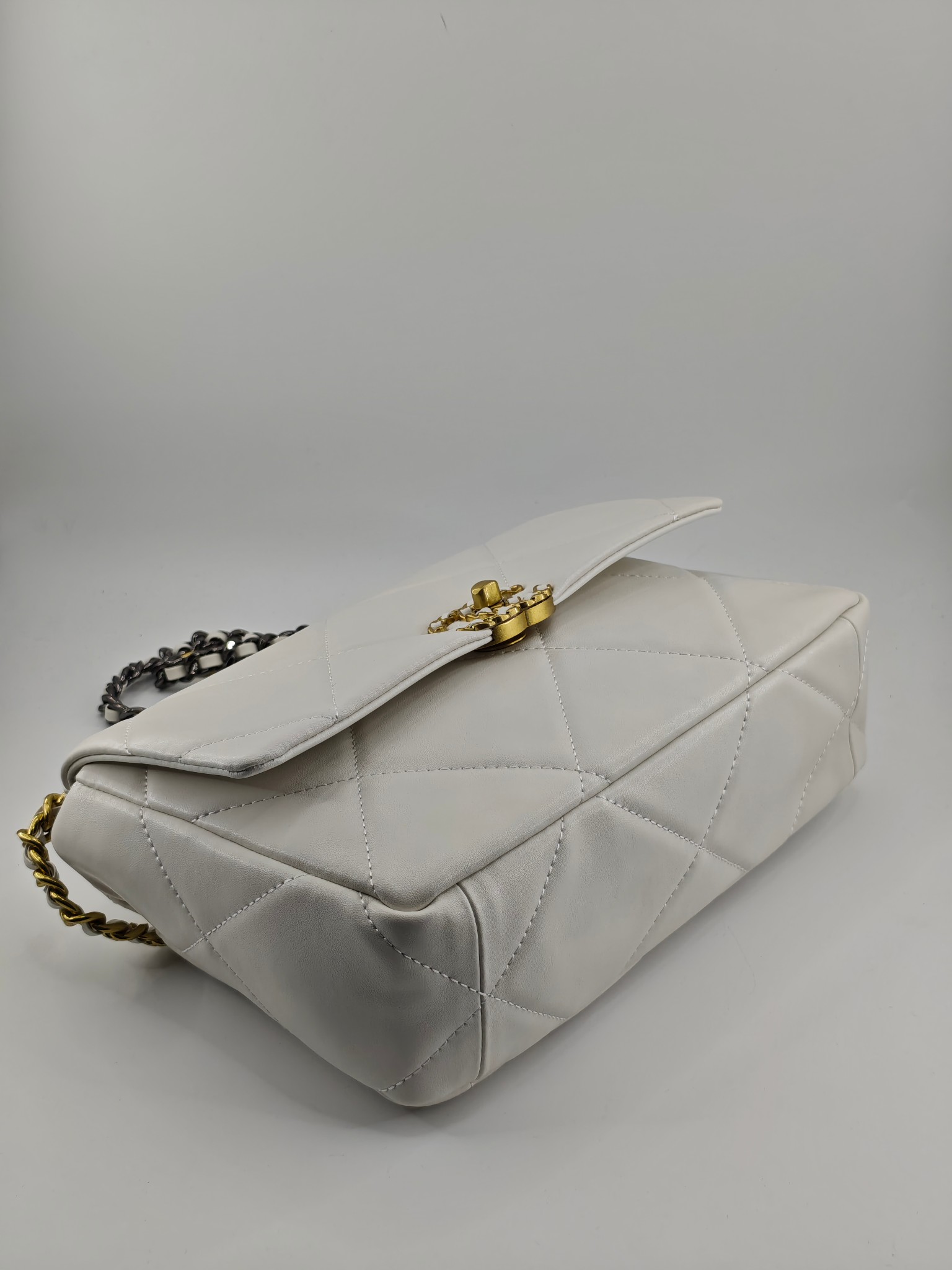  小香19款大菱格斜挎包单肩包
米白头层皮金扣
实物实拍
尺寸：30/22/10
款号：6099