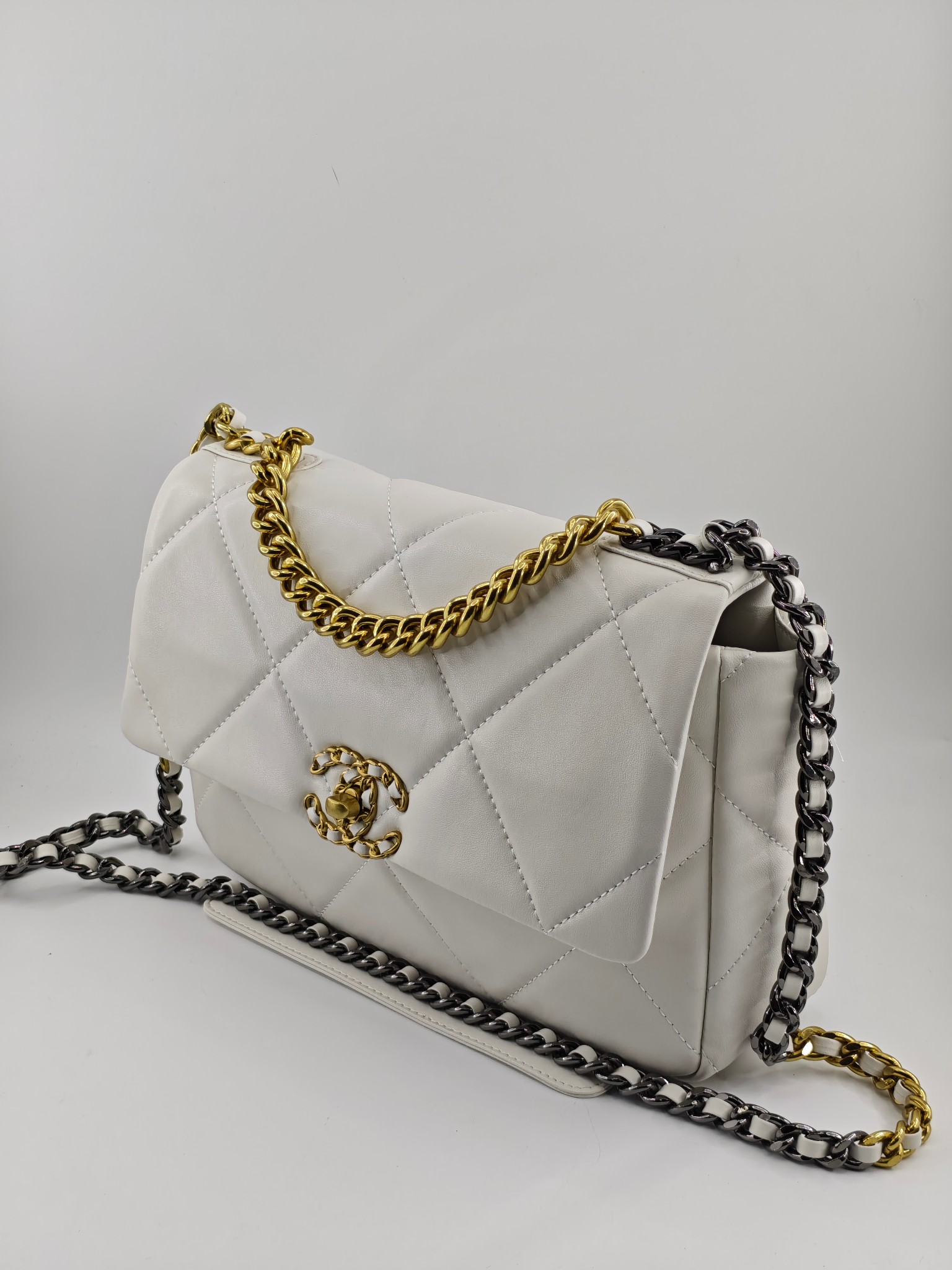  小香19款大菱格斜挎包单肩包
米白头层皮金扣
实物实拍
尺寸：30/22/10
款号：6099