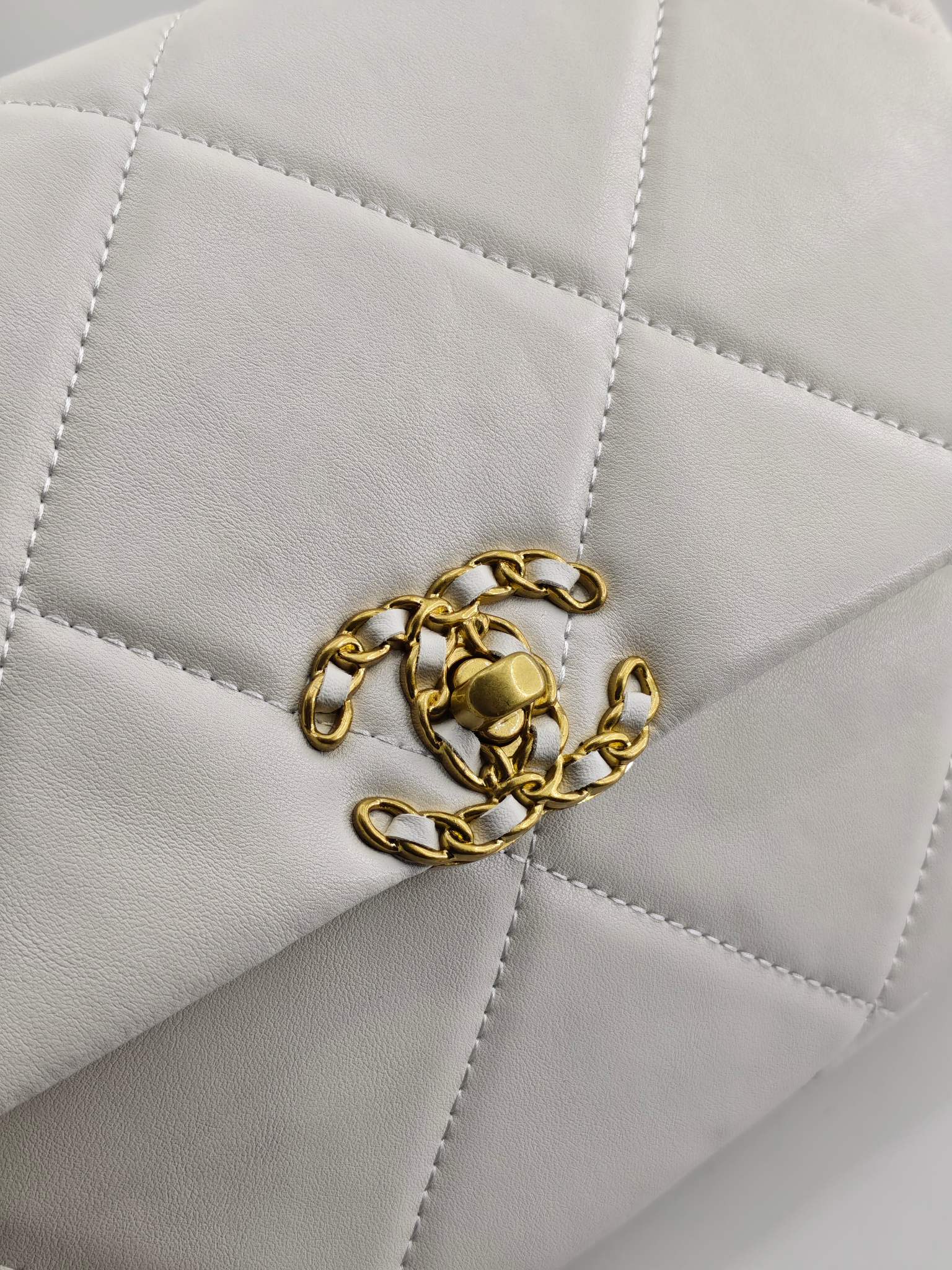  小香19款大菱格斜挎包单肩包
米白头层皮金扣
实物实拍
尺寸：30/22/10
款号：6099