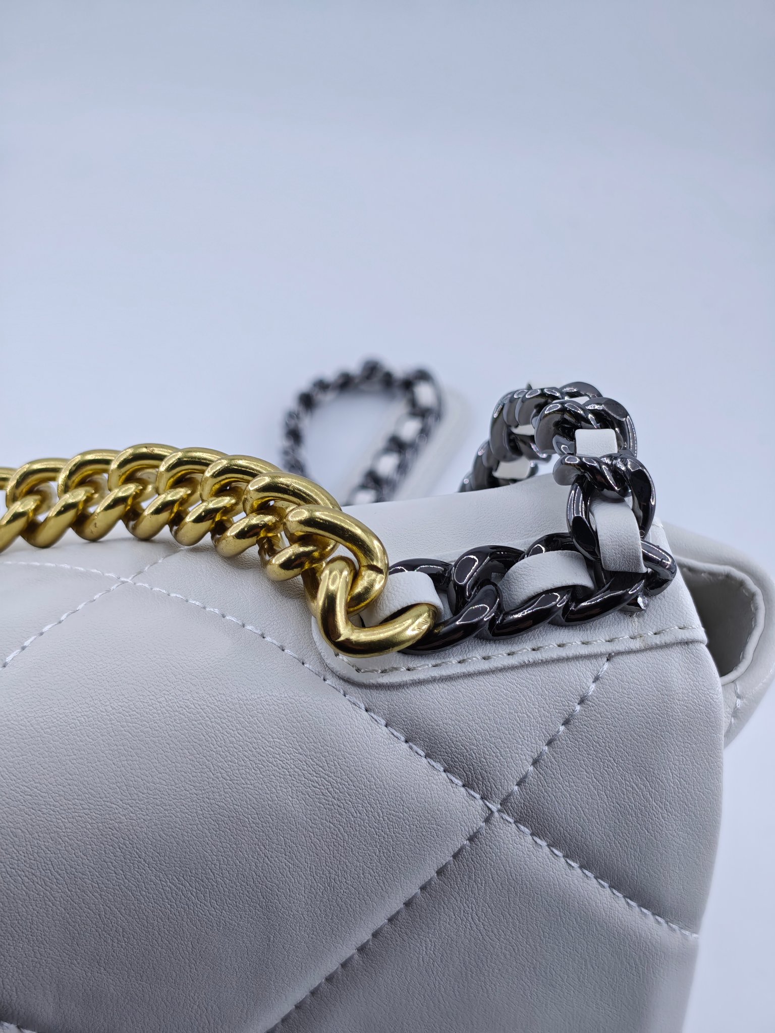  小香19款大菱格斜挎包单肩包
米白头层皮金扣
实物实拍
尺寸：30/22/10
款号：6099