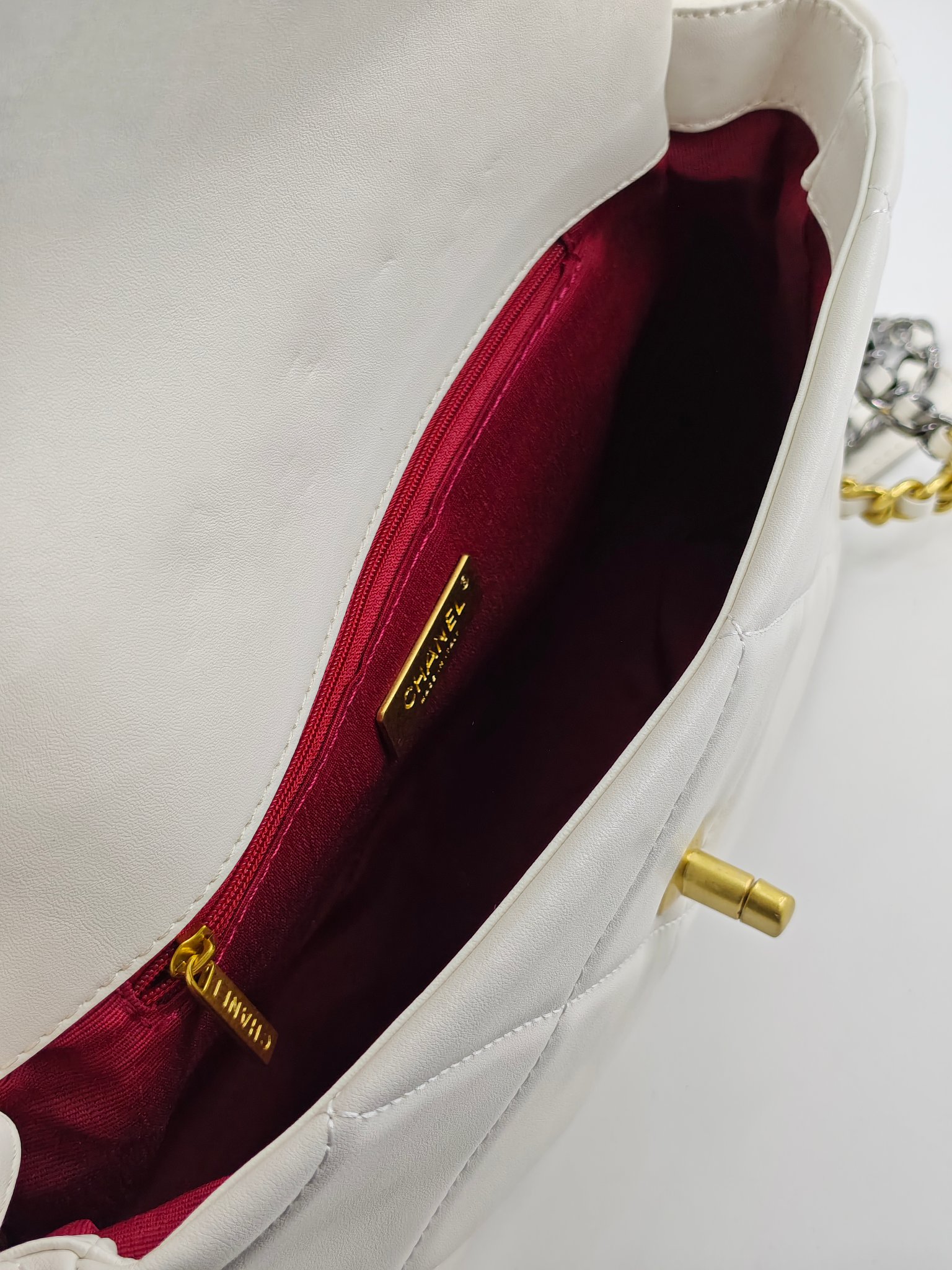  小香19款大菱格斜挎包单肩包
米白头层皮金扣
实物实拍
尺寸：30/22/10
款号：6099