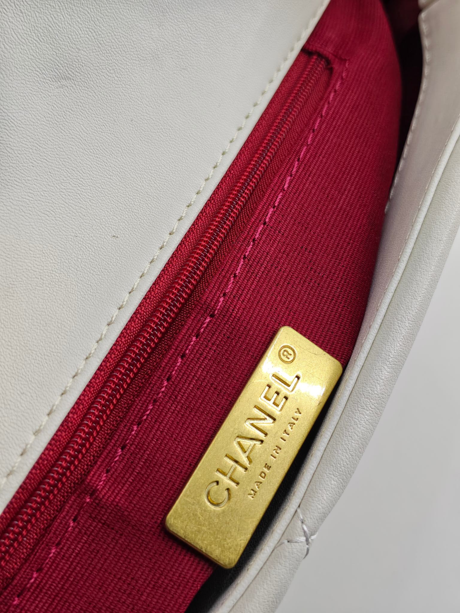  小香19款大菱格斜挎包单肩包
米白头层皮金扣
实物实拍
尺寸：30/22/10
款号：6099