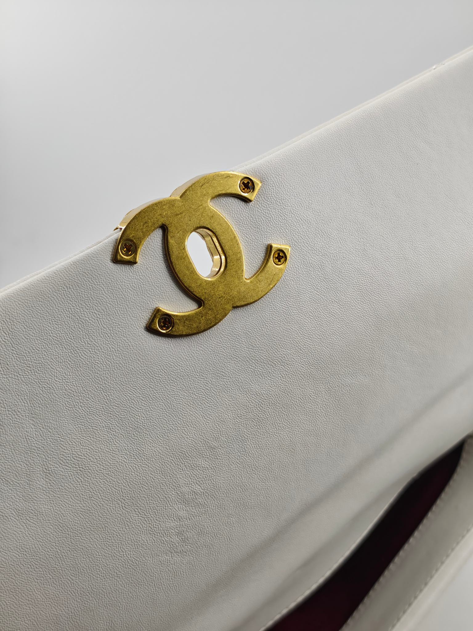  小香19款大菱格斜挎包单肩包
米白头层皮金扣
实物实拍
尺寸：30/22/10
款号：6099