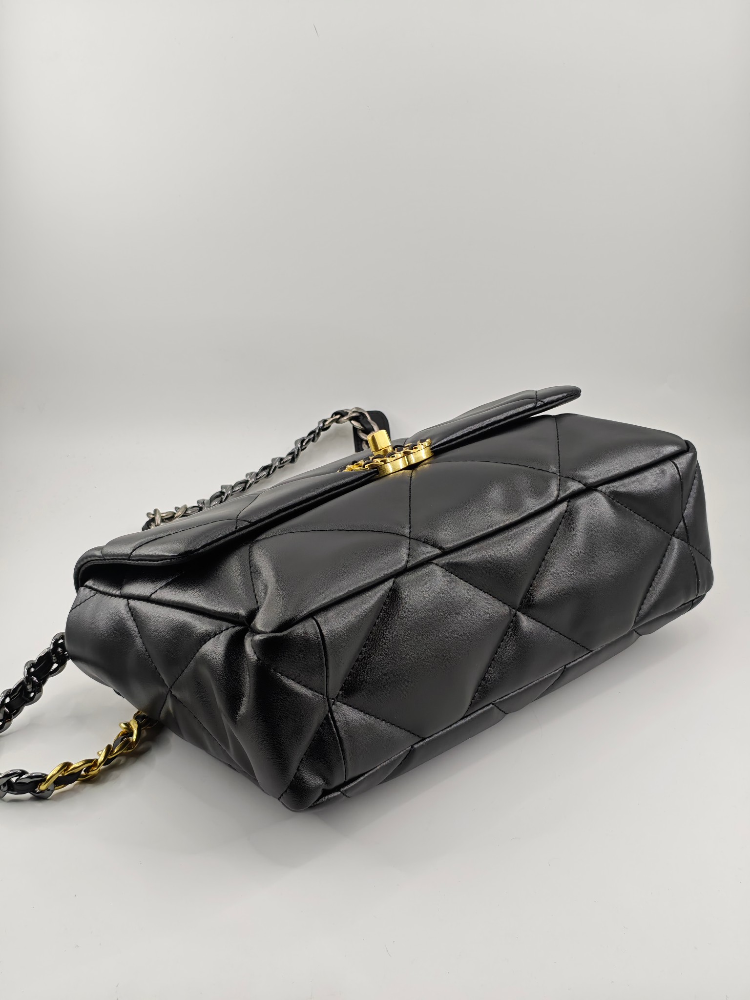  小香19款大菱格斜挎包单肩包
黑色头层皮金扣
实物实拍
尺寸：30/22/10
款号：6099