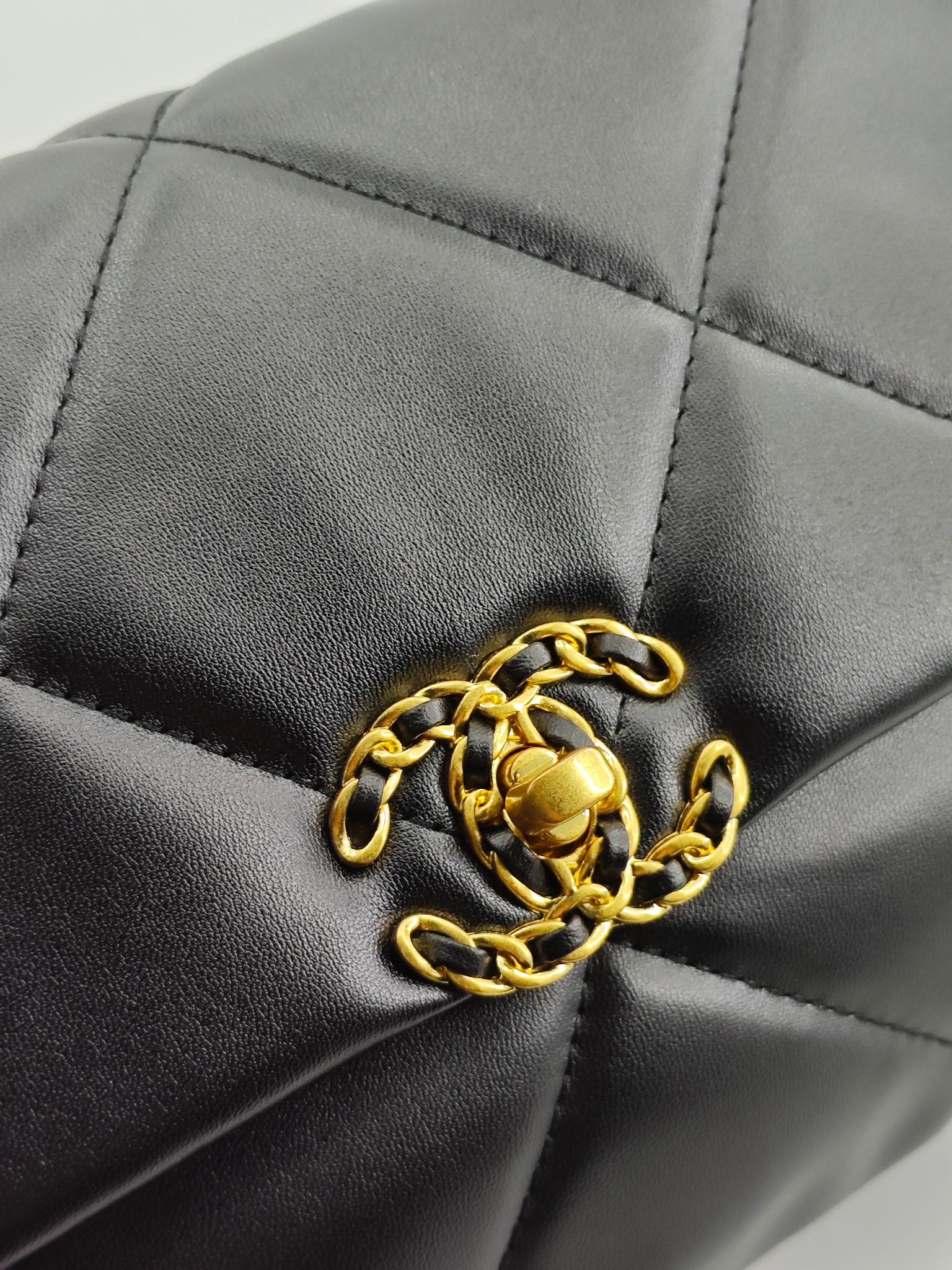  小香19款大菱格斜挎包单肩包
黑色头层皮金扣
实物实拍
尺寸：30/22/10
款号：6099