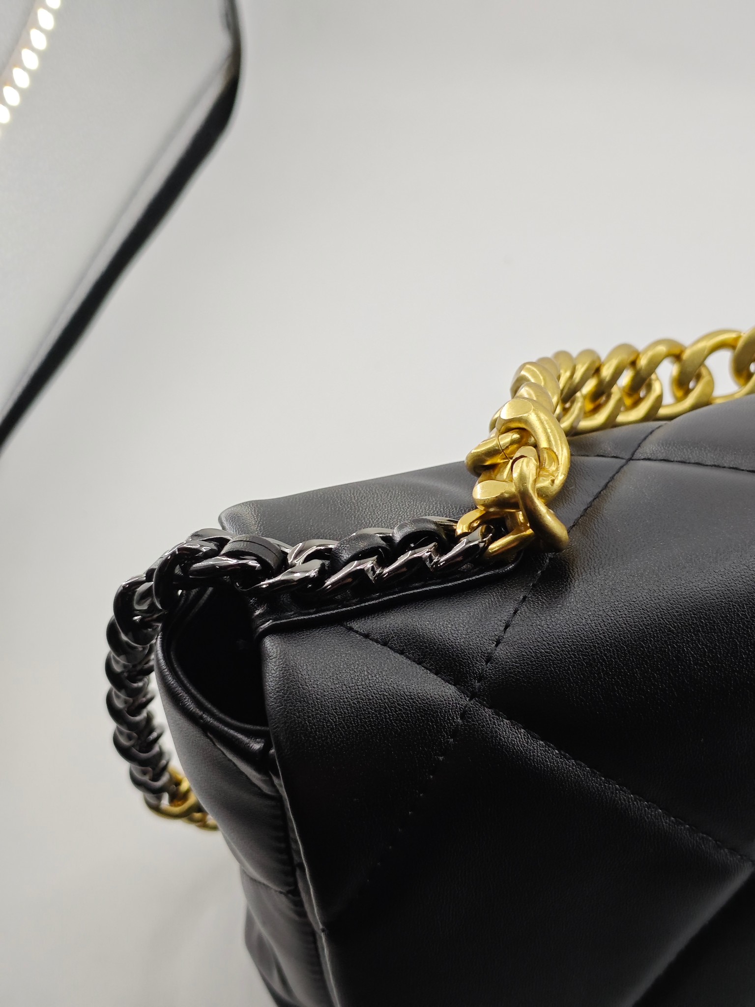  小香19款大菱格斜挎包单肩包
黑色头层皮金扣
实物实拍
尺寸：30/22/10
款号：6099