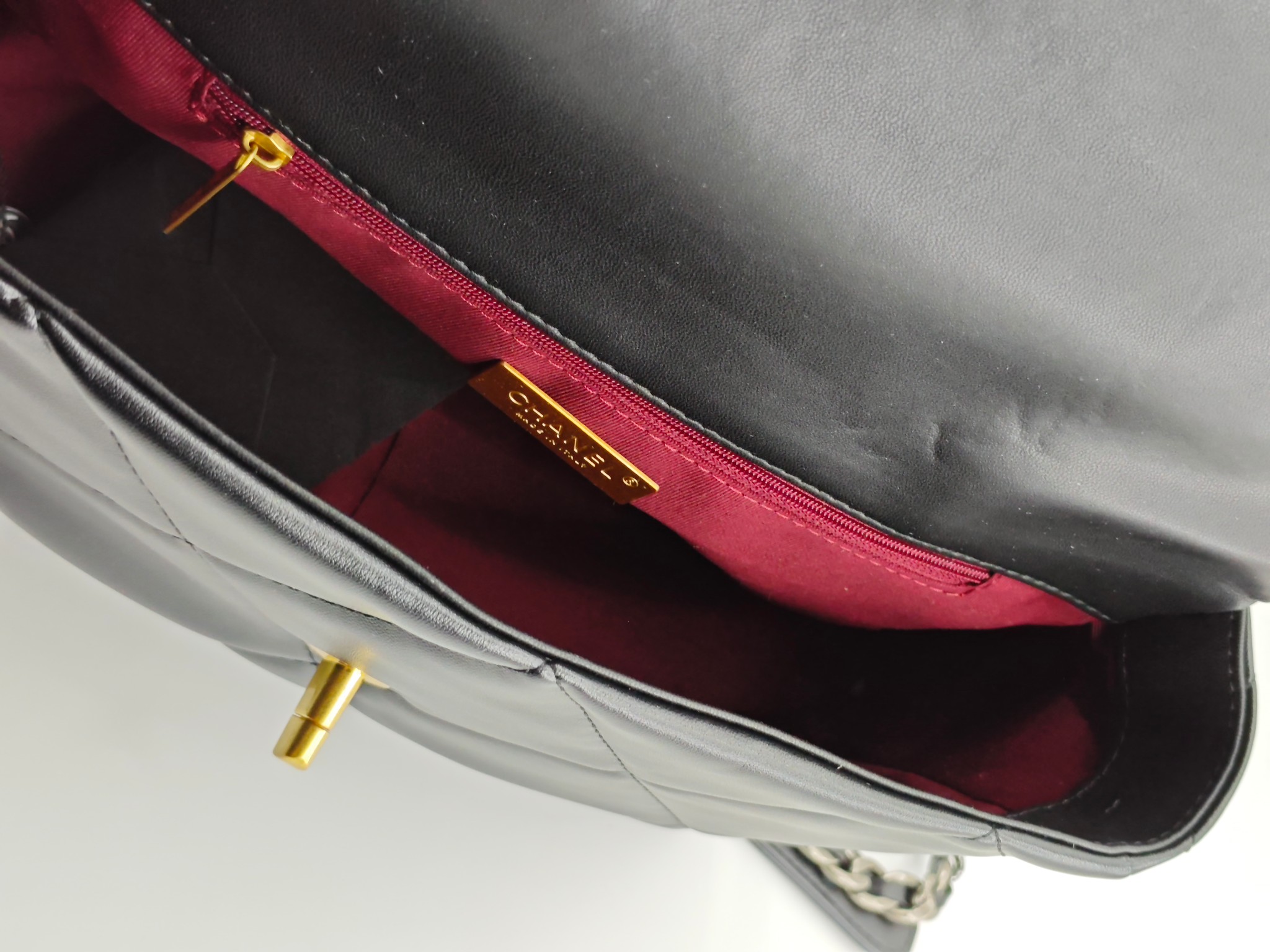  小香19款大菱格斜挎包单肩包
黑色头层皮金扣
实物实拍
尺寸：30/22/10
款号：6099